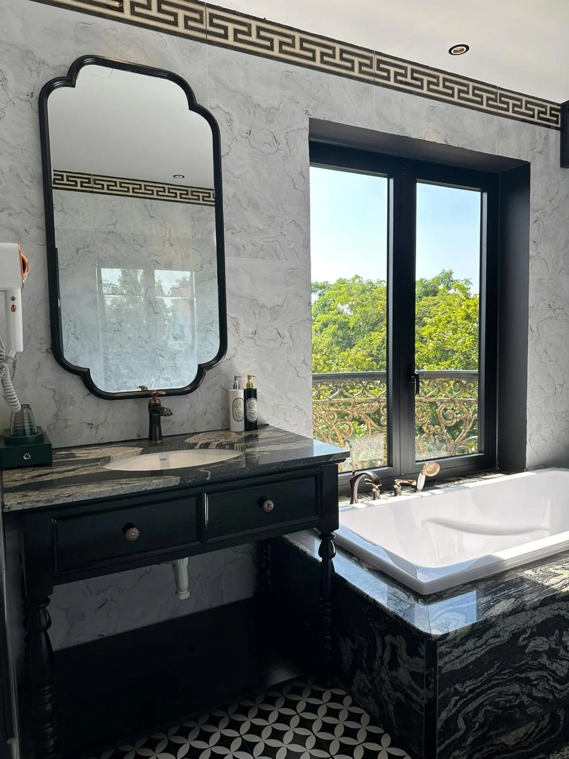 Shower in MAISON CAMELLIA Hotel