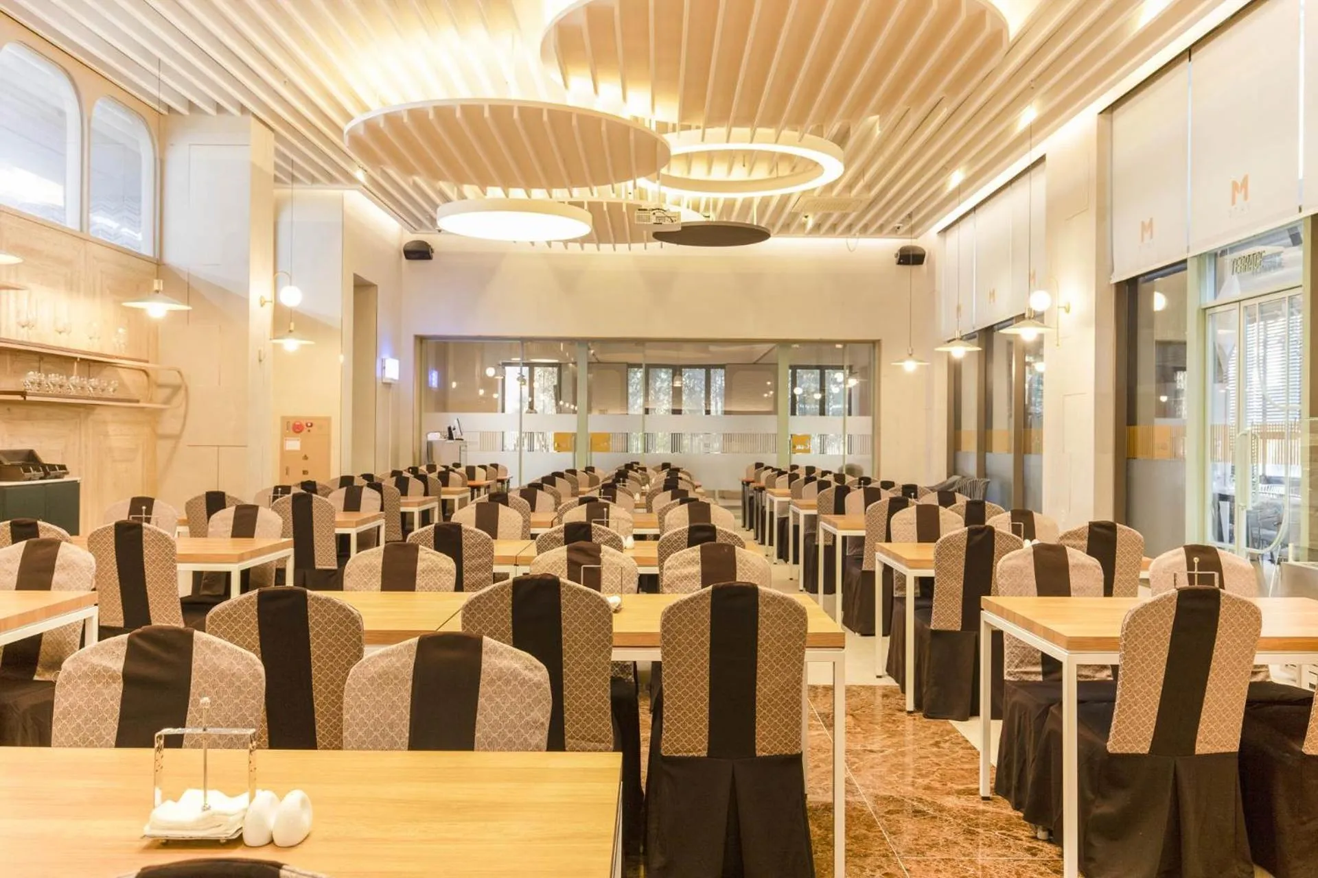 Restaurant/places to eat in Hotel Elora