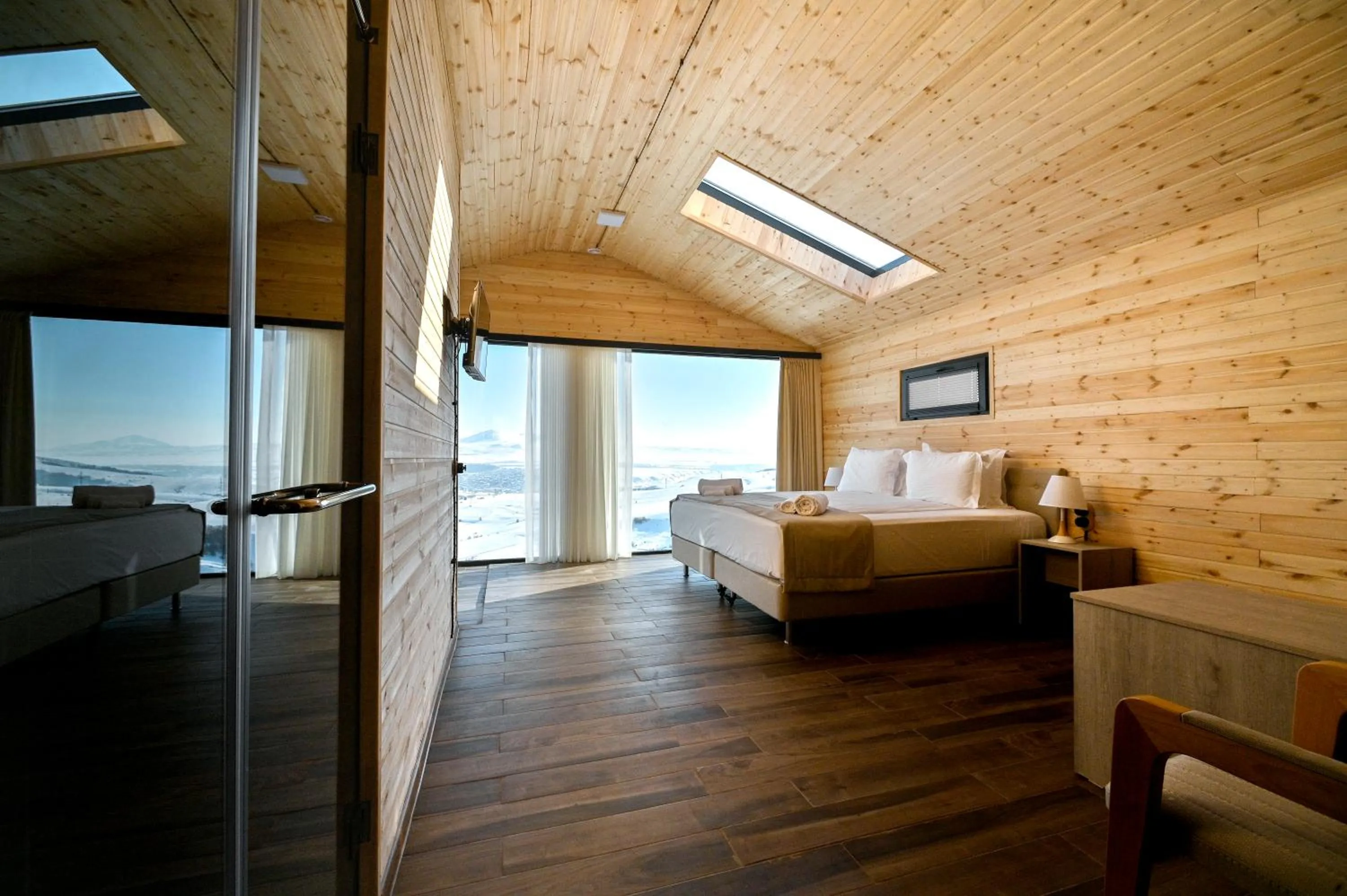 Communal lounge/ TV room, Bed in Stonehenge Hotel & Restaurant