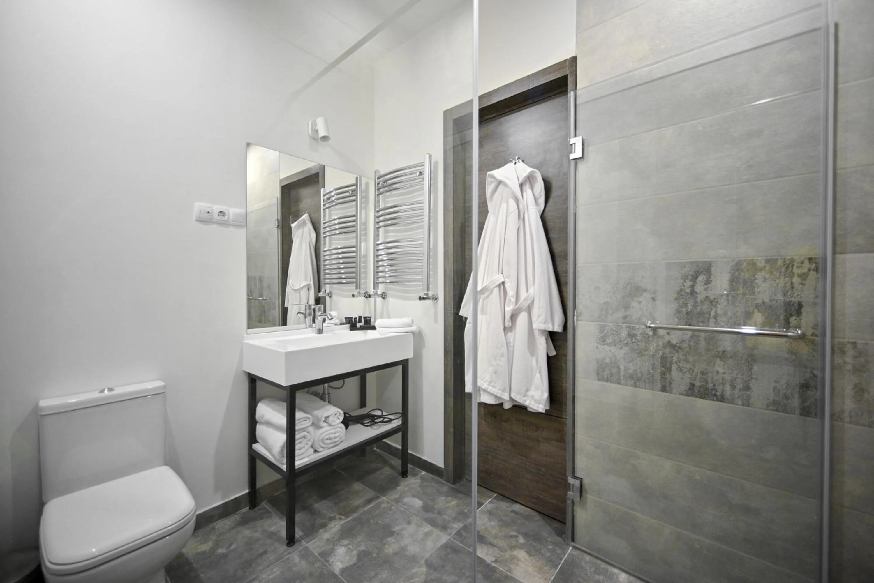 Shower in Stonehenge Hotel & Restaurant