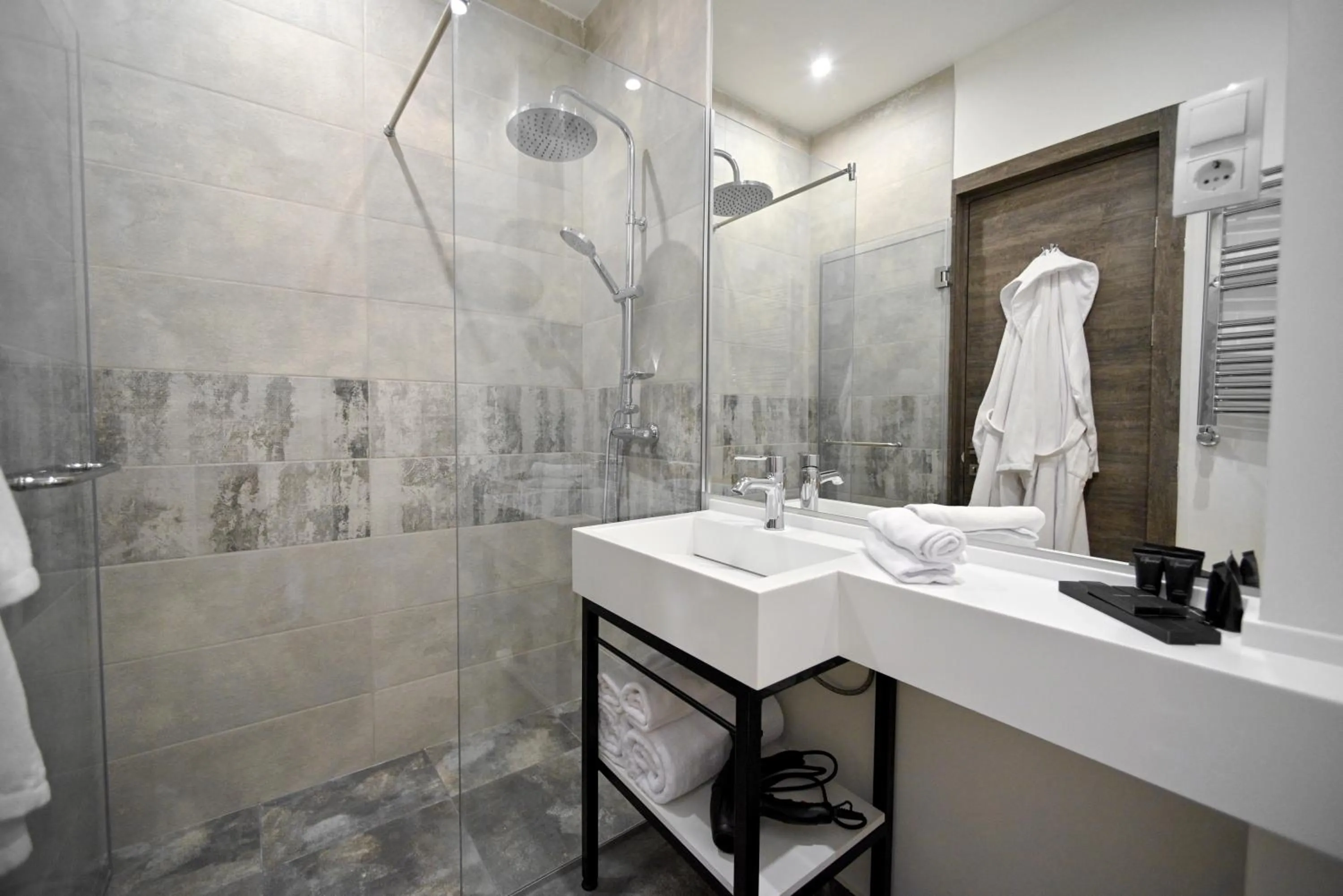 Shower in Stonehenge Hotel & Restaurant