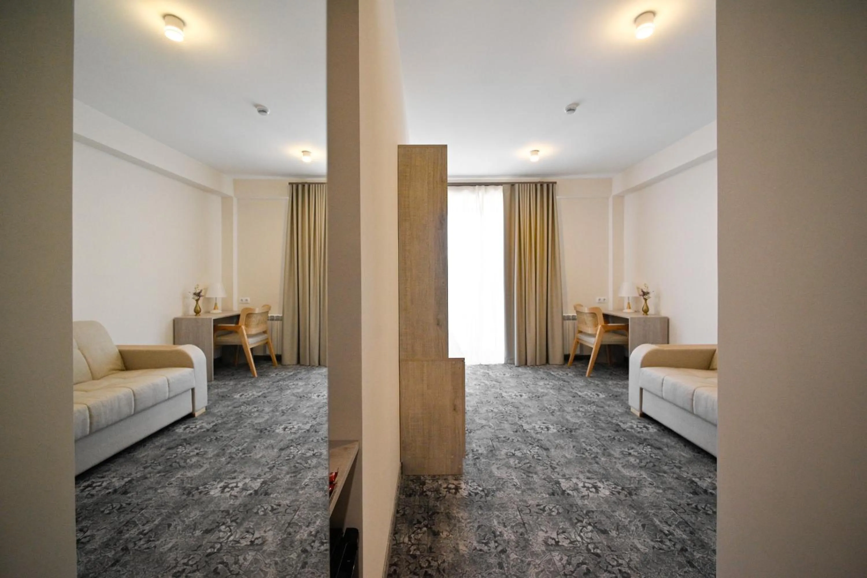 Living room, Bed in Stonehenge Hotel & Restaurant