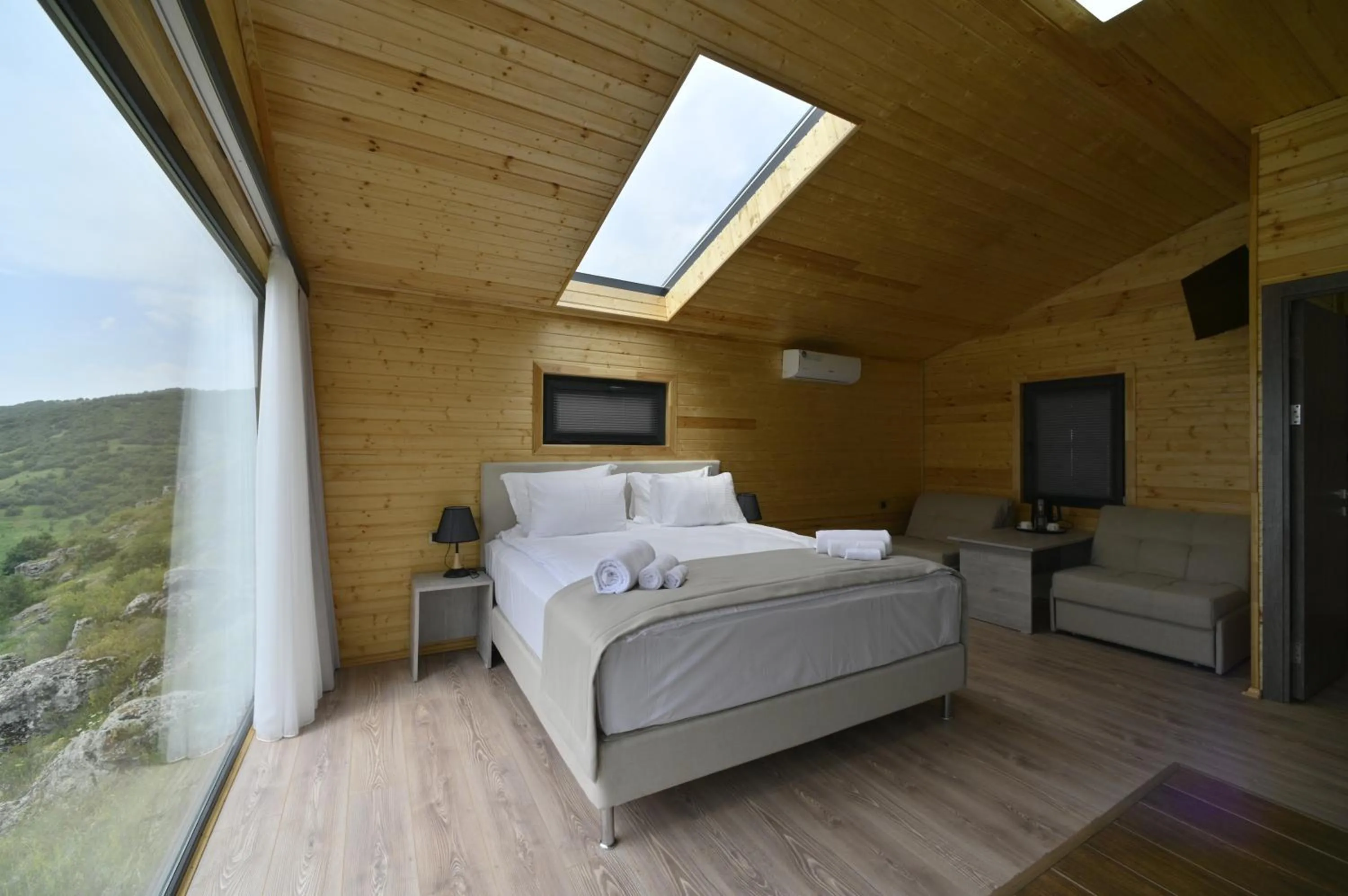 Communal lounge/ TV room, Bed in Stonehenge Hotel & Restaurant