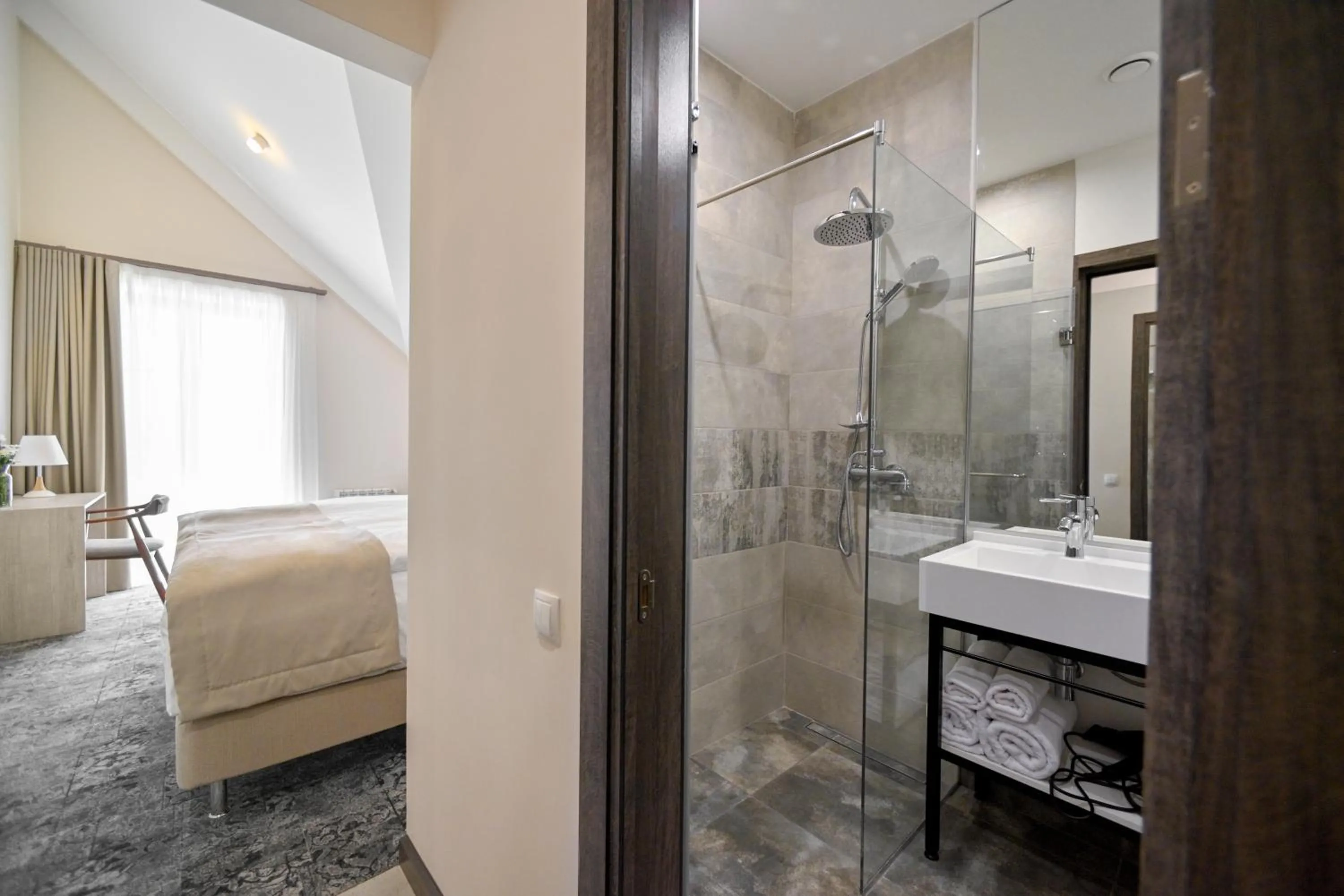 Shower, Bed in Stonehenge Hotel & Restaurant