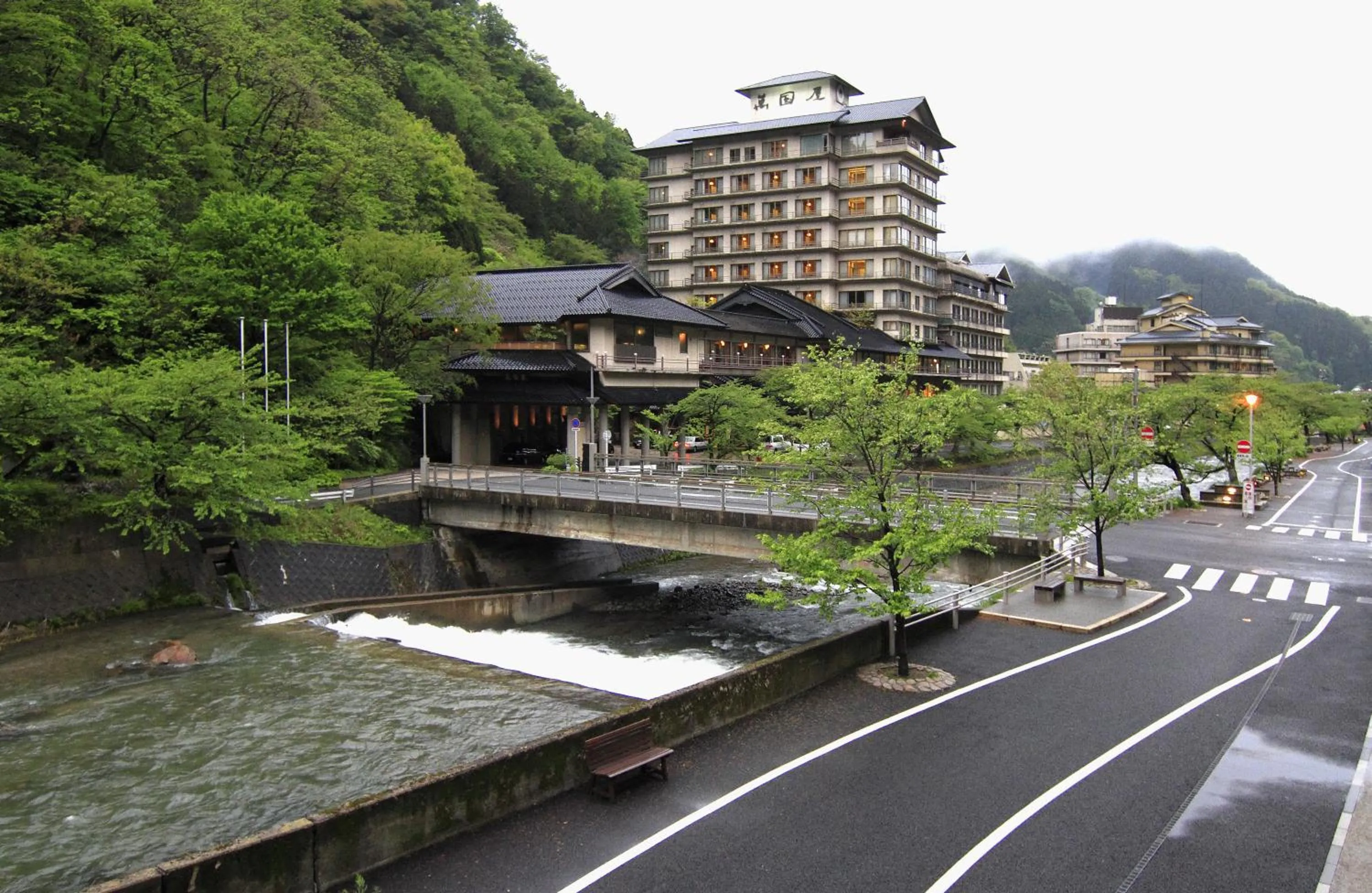 Facade/entrance in Bankokuya