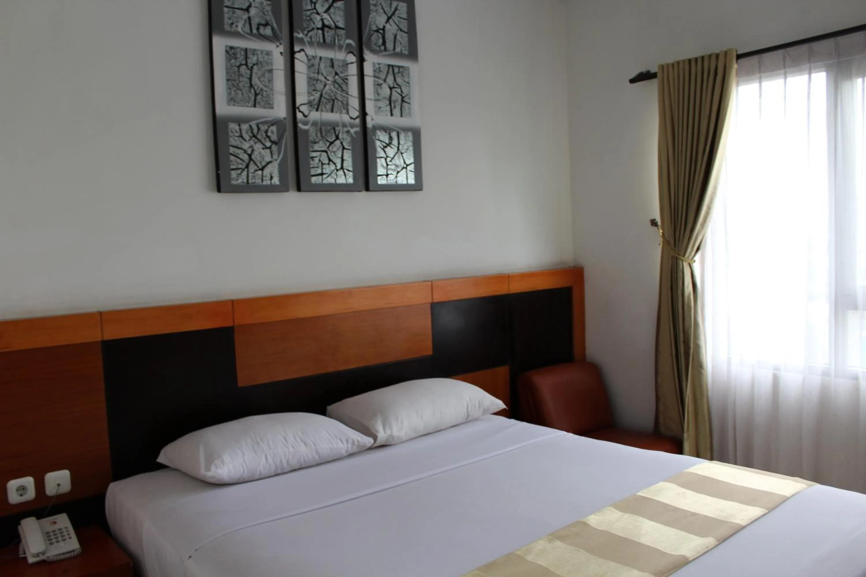 Food and drinks, Bed in Hotel Grand Karawang Indah