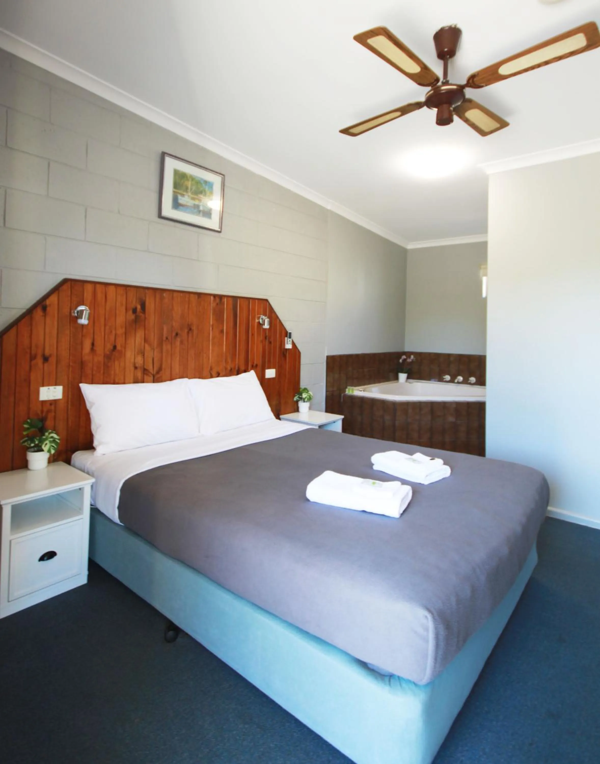 Bed in Pelicans Motel San Remo