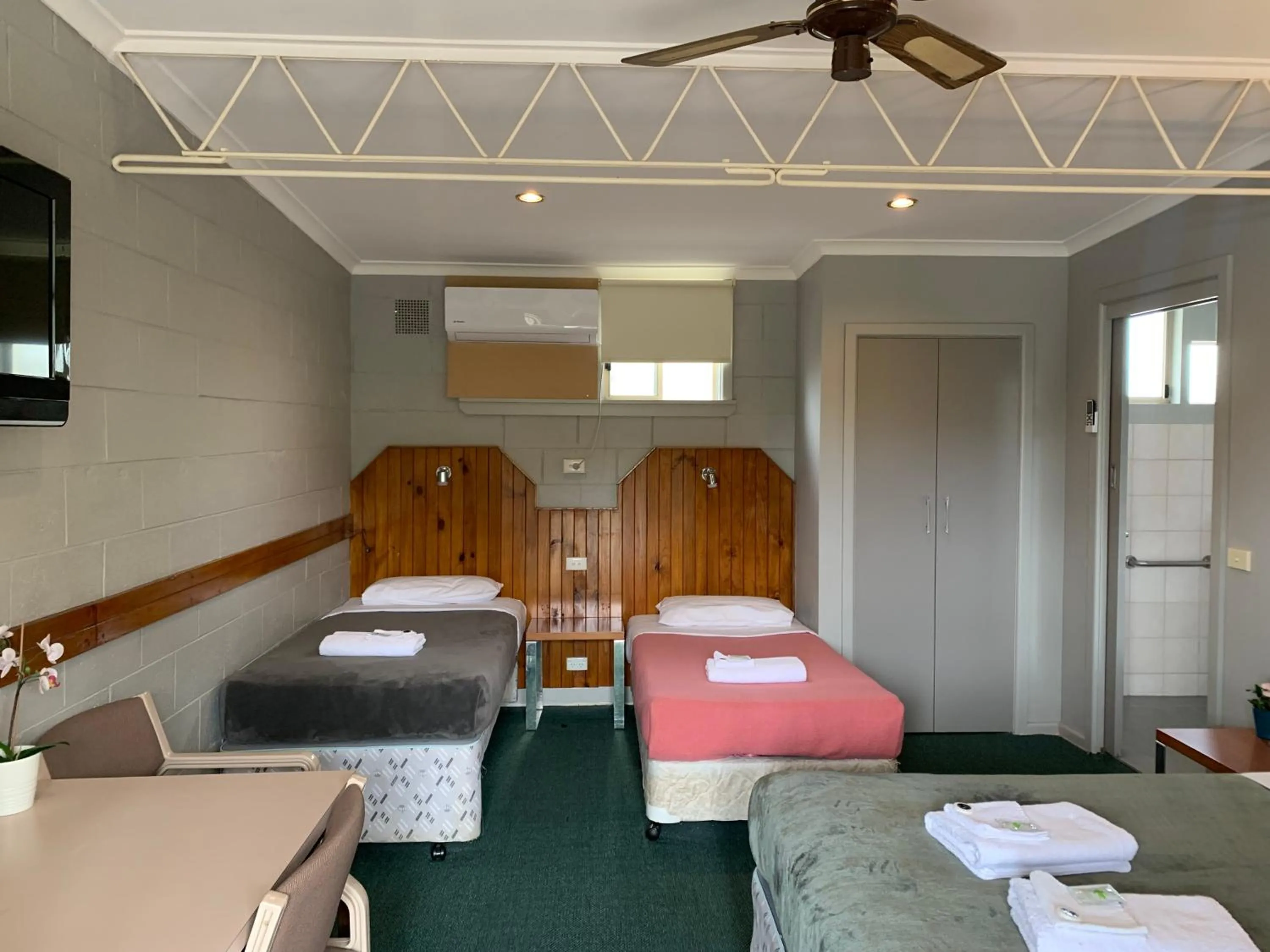 Bed in Pelicans Motel San Remo