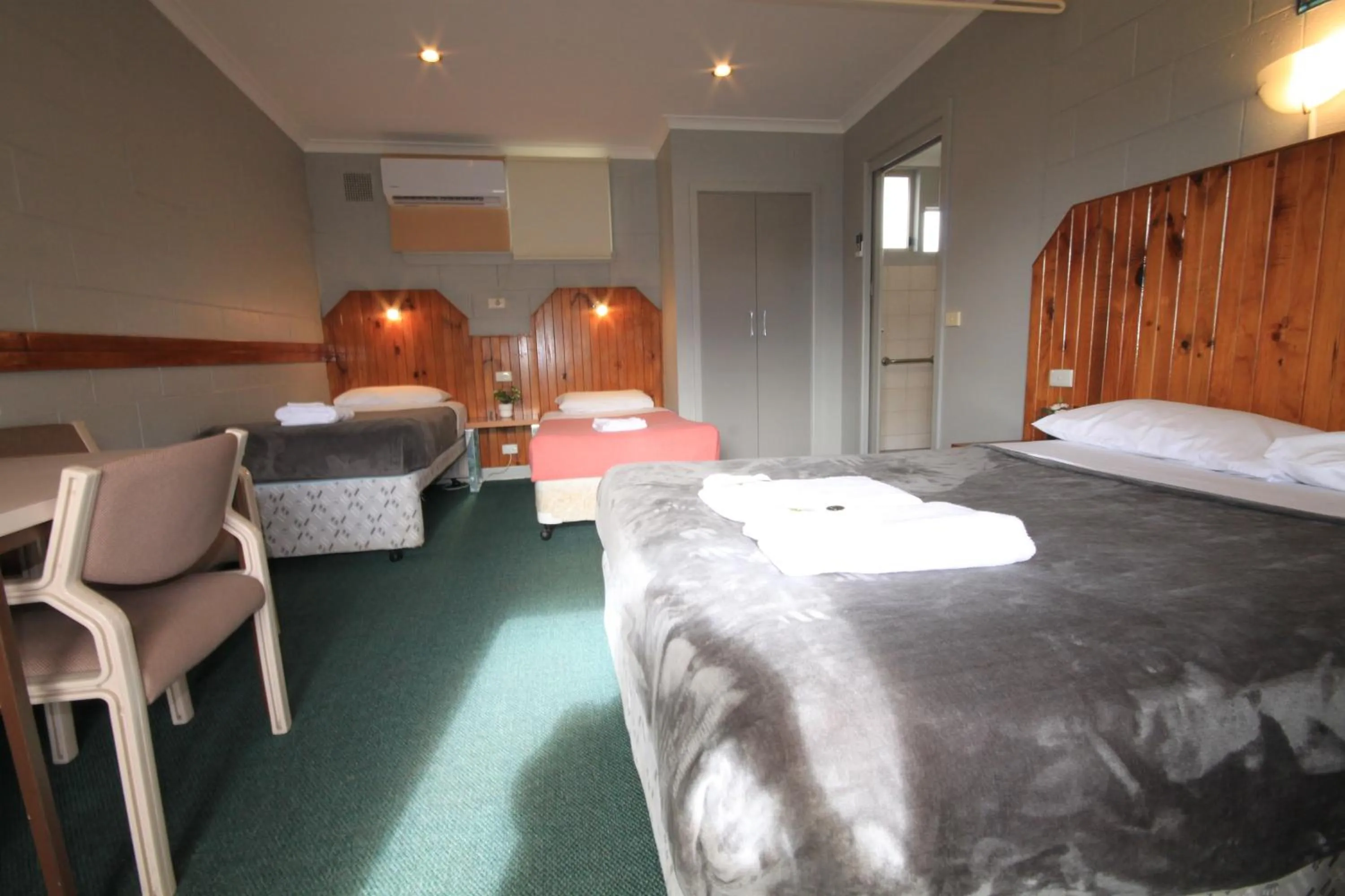 Bed in Pelicans Motel San Remo