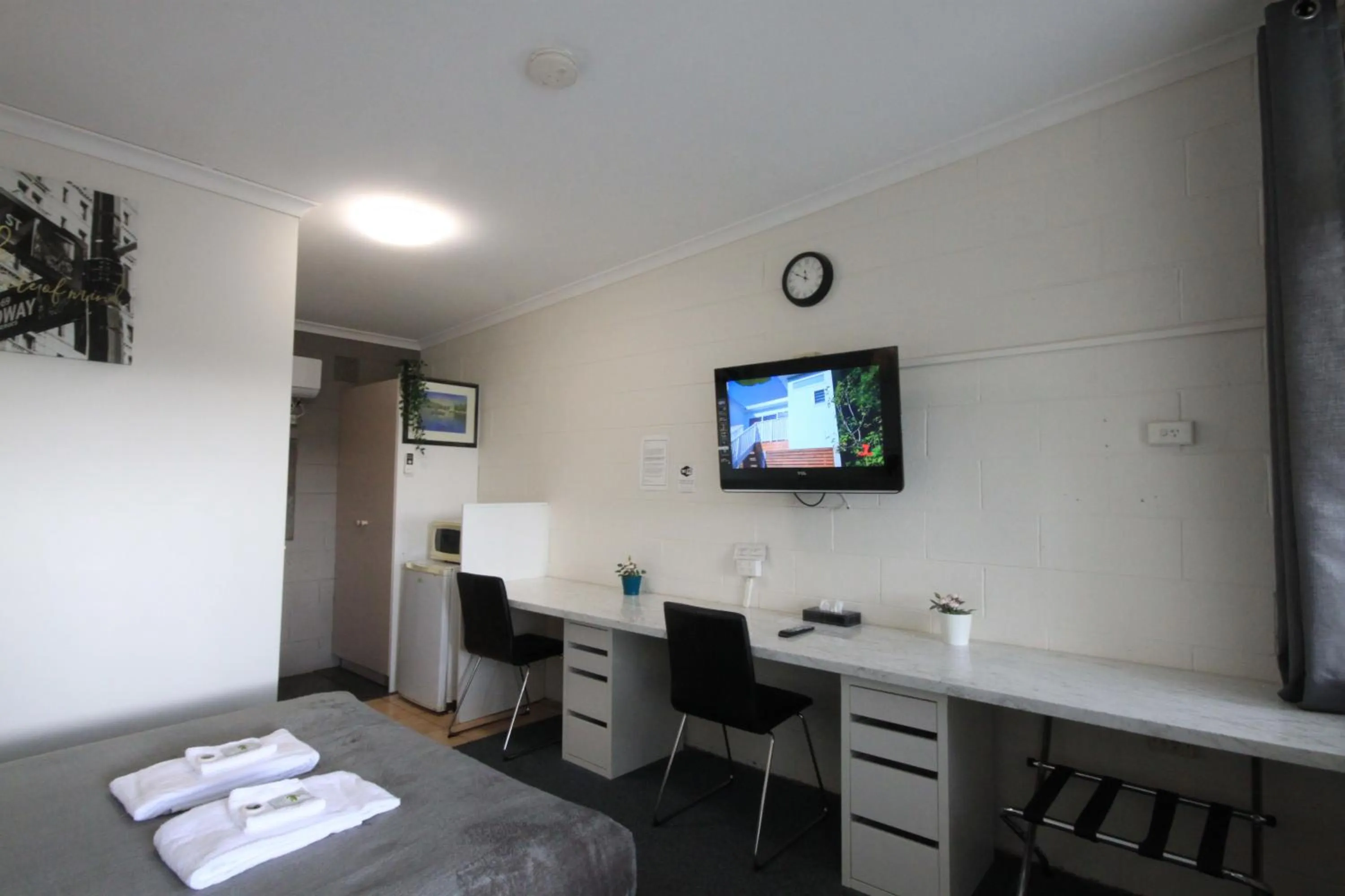 Bed in Pelicans Motel San Remo