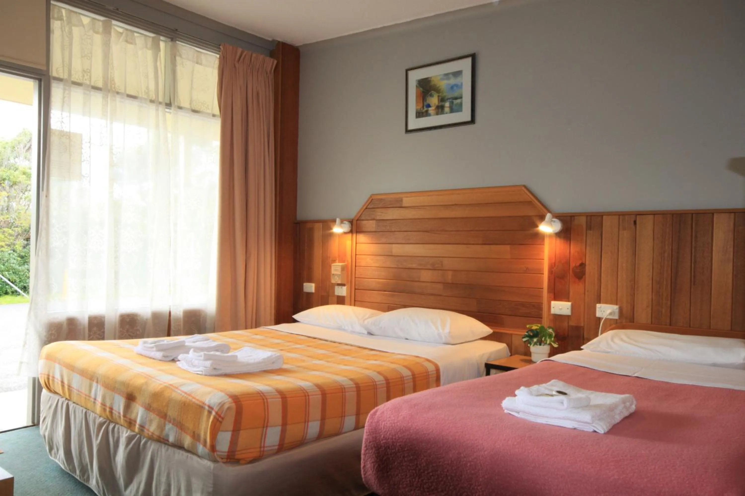 Bed in Pelicans Motel San Remo