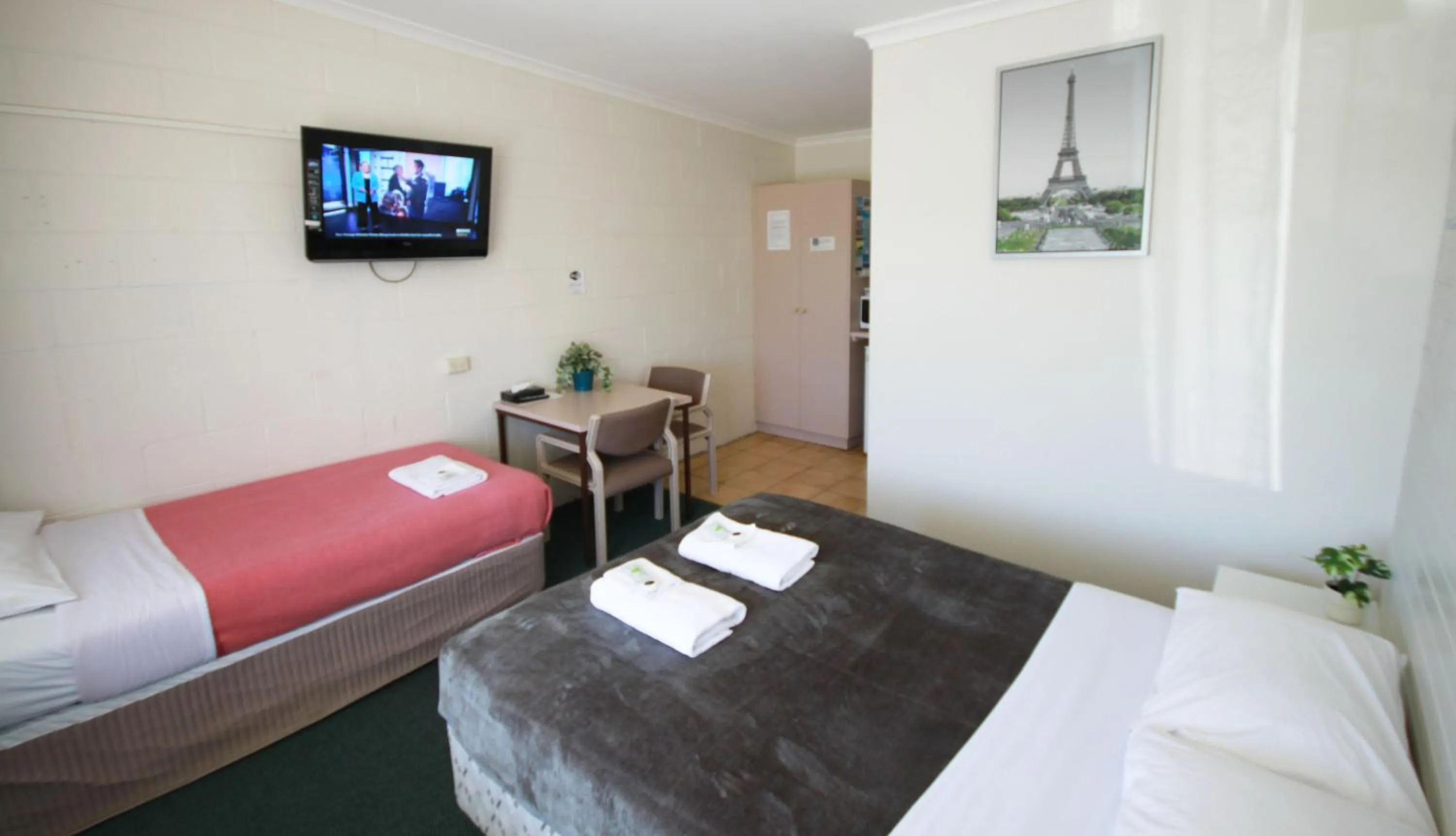 Bed in Pelicans Motel San Remo