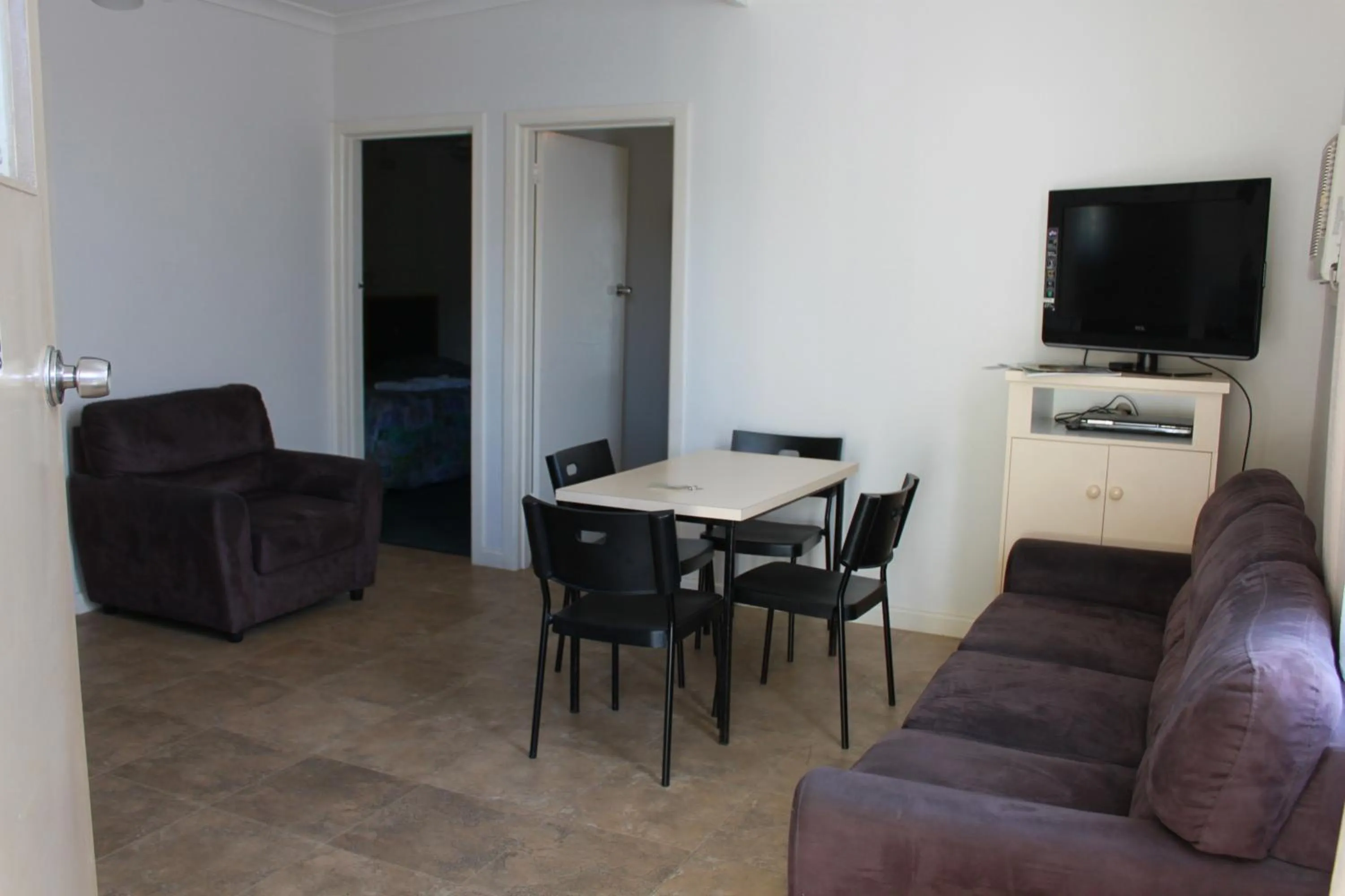 Communal lounge/ TV room in Pelicans Motel San Remo