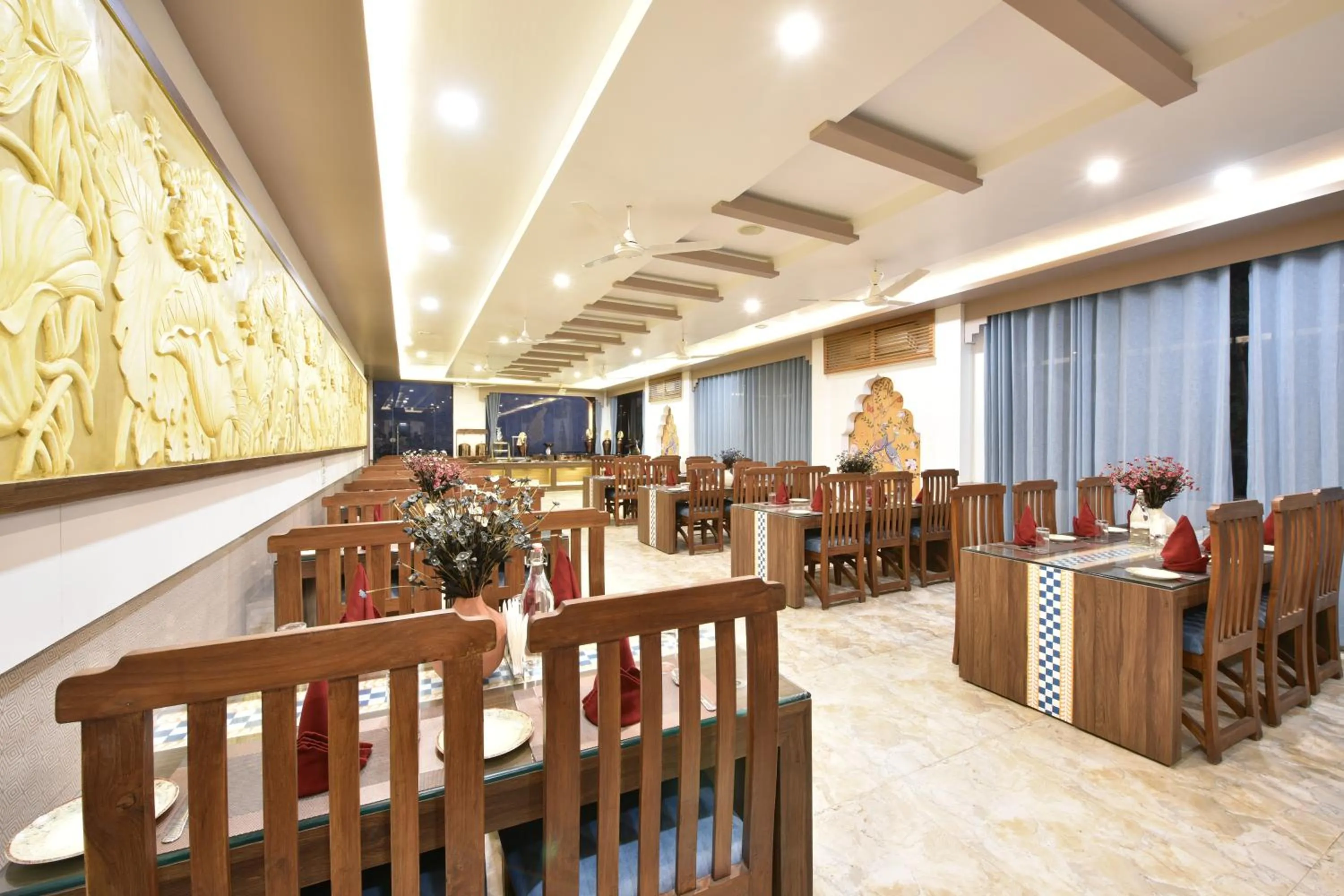 Restaurant/places to eat in Tiaraa Lite A Ganges Retreat