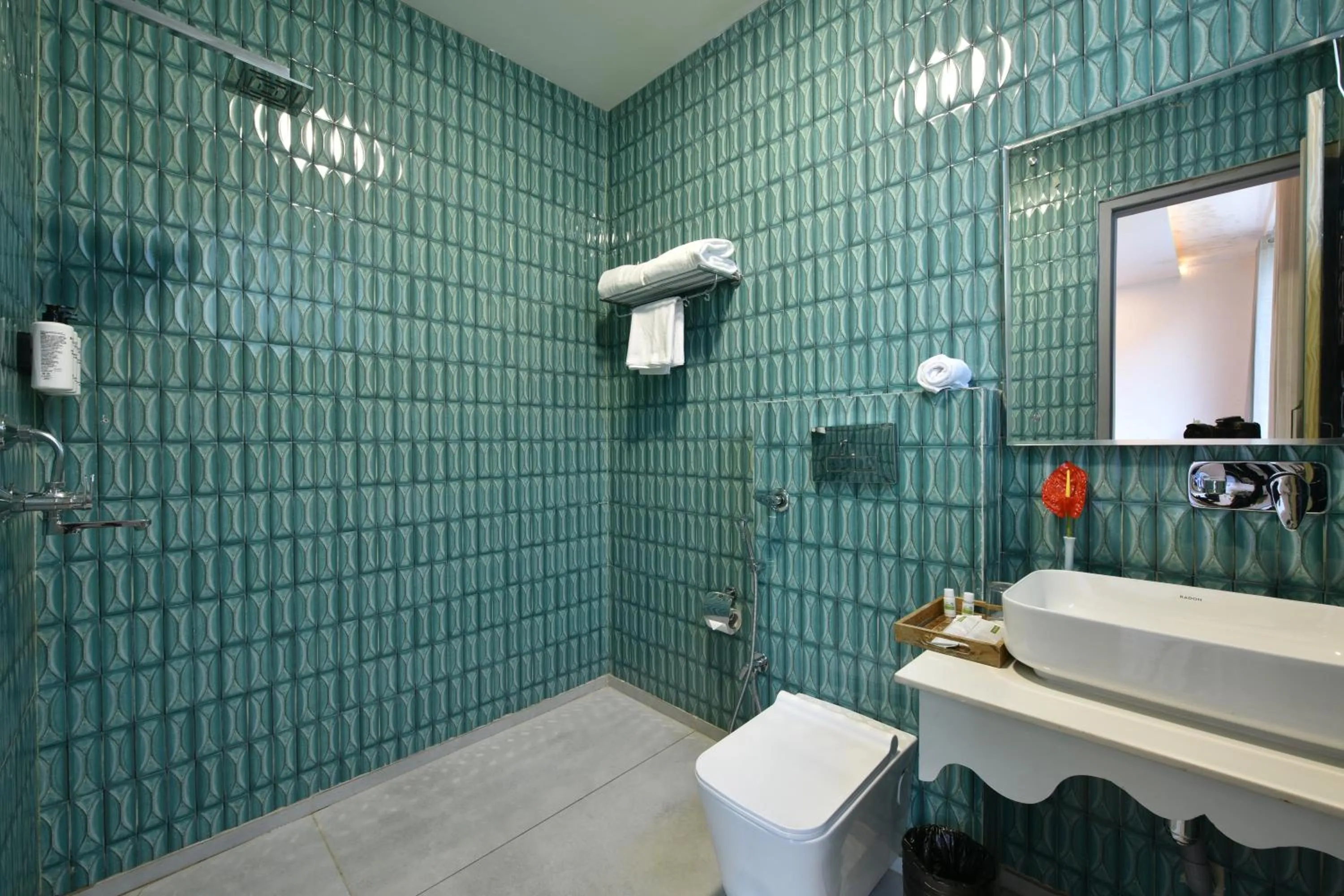 Shower in Tiaraa Lite A Ganges Retreat