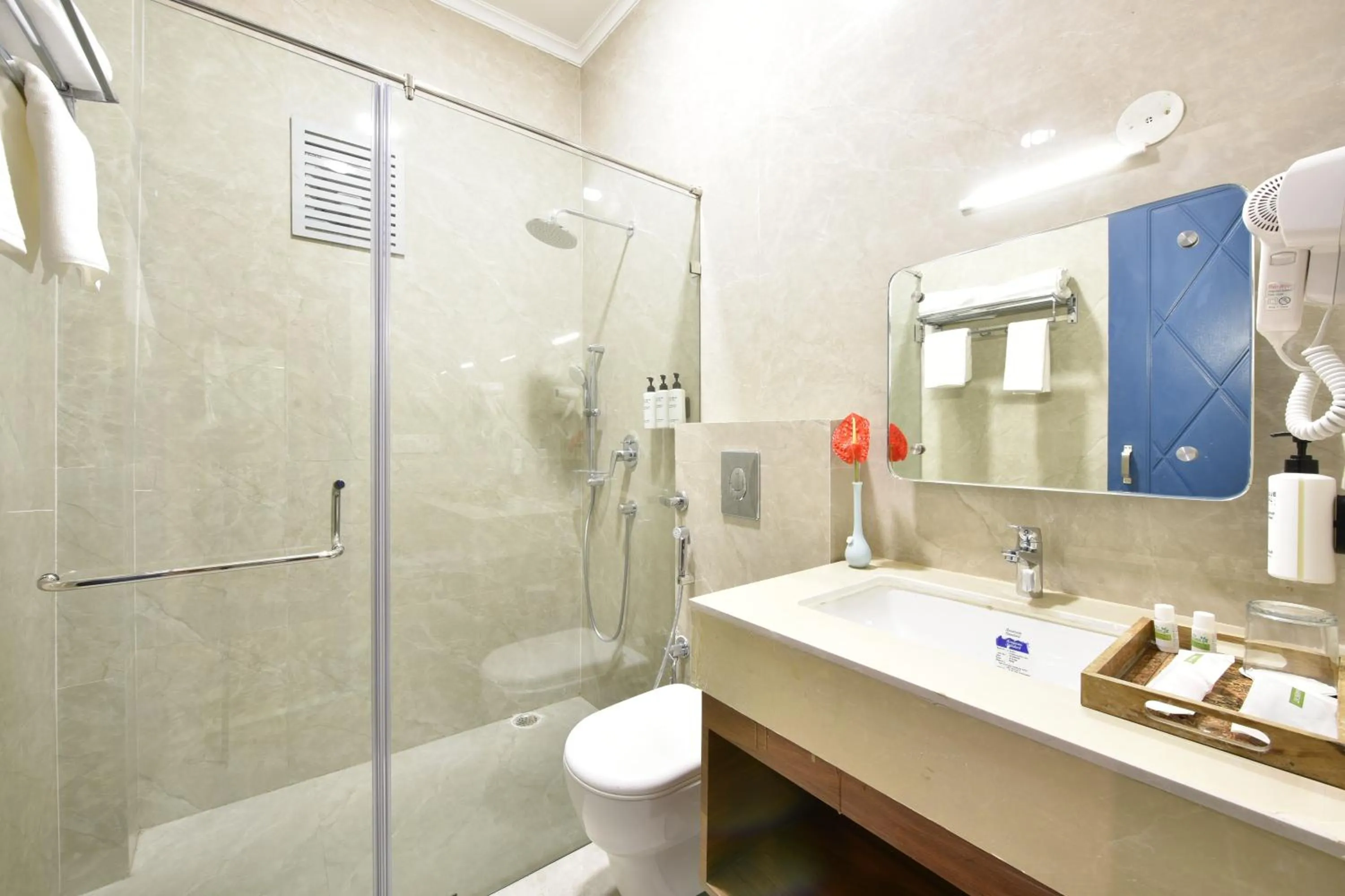 Shower in Tiaraa Lite A Ganges Retreat