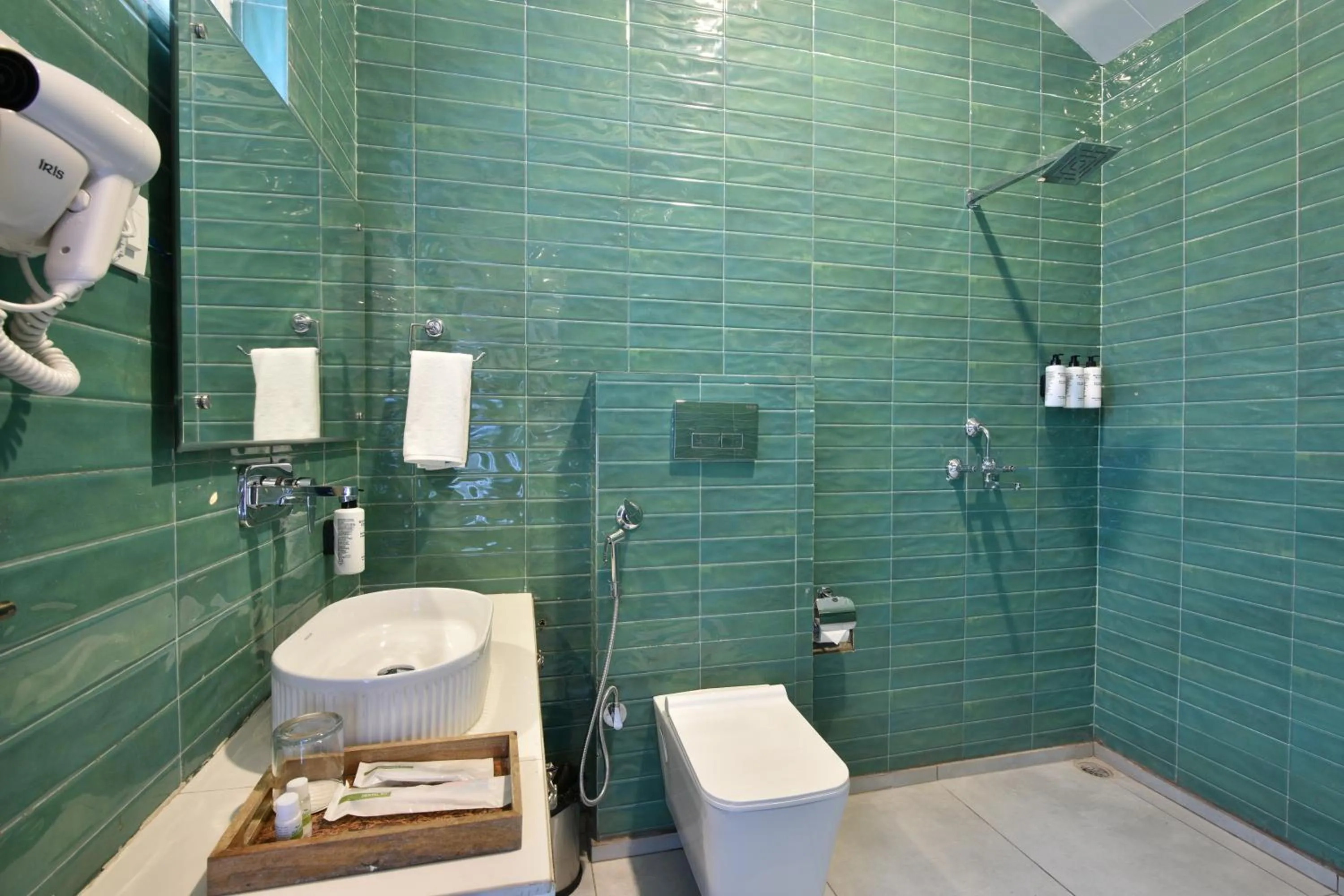 Shower in Tiaraa Lite A Ganges Retreat