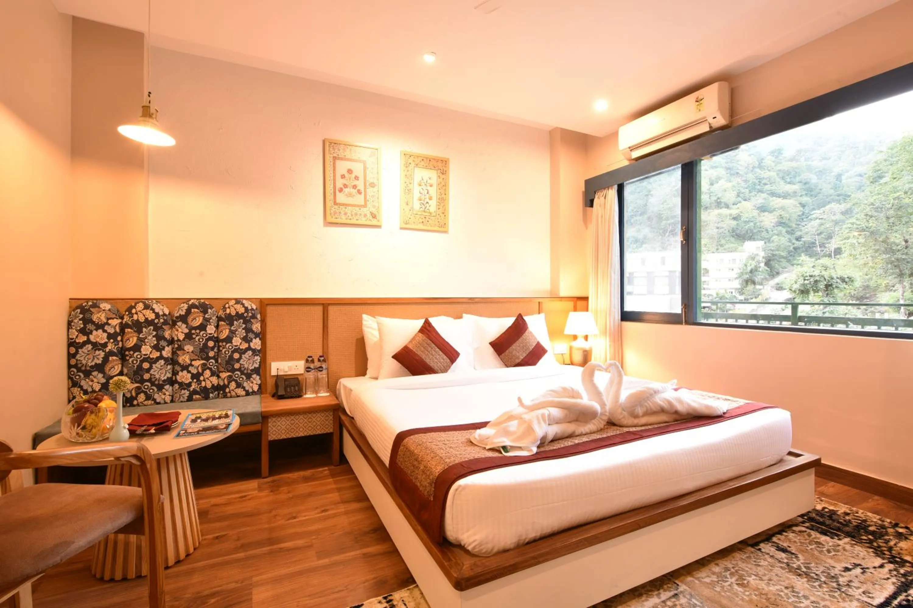 Photo of the whole room, Bed in Tiaraa Lite A Ganges Retreat