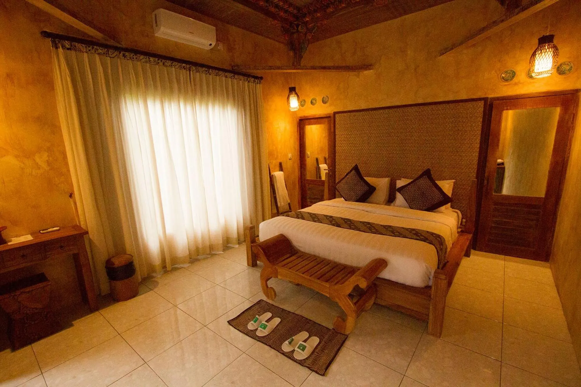 Bed in Senetan Villas and Spa Resort