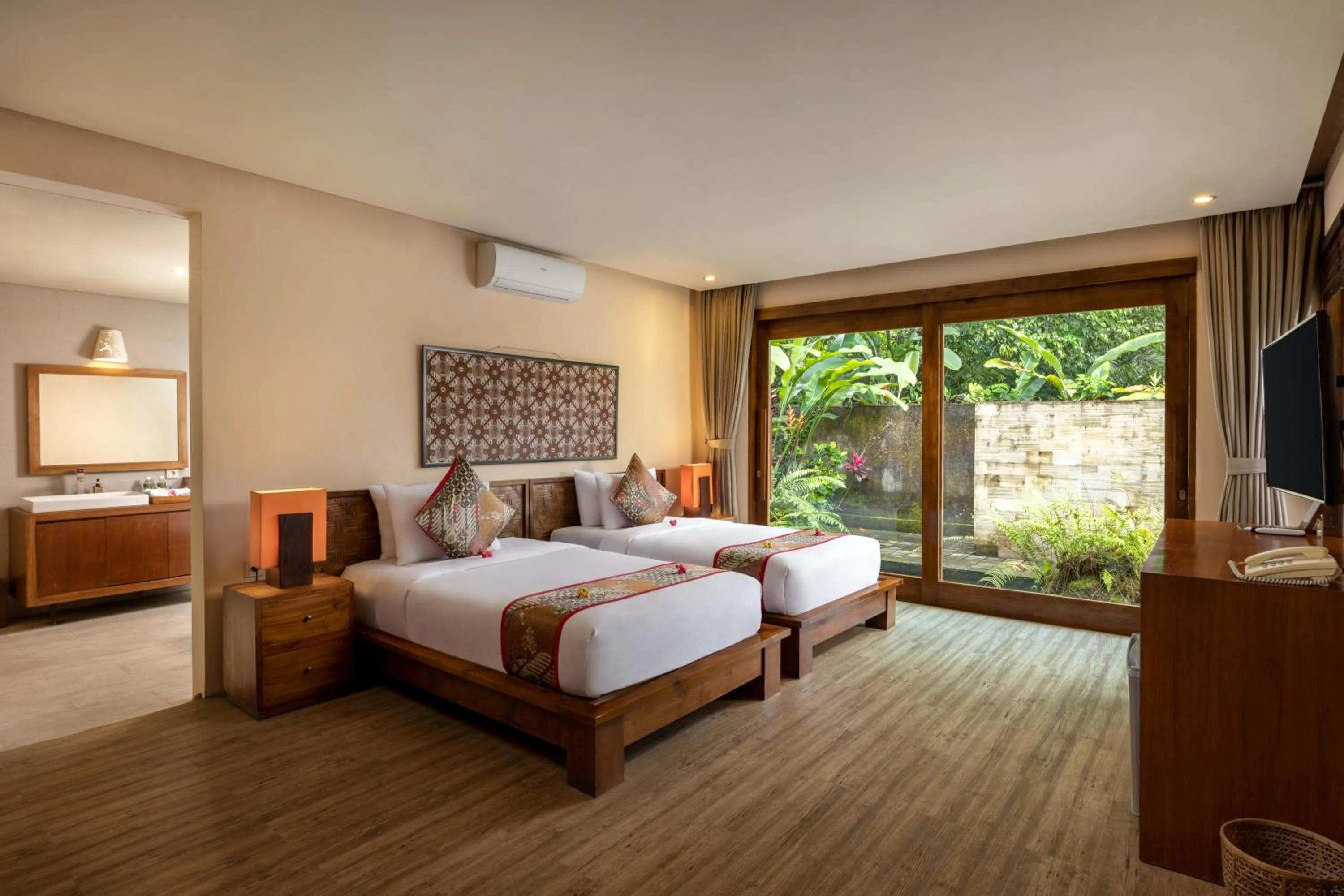 Bed in Senetan Villas and Spa Resort