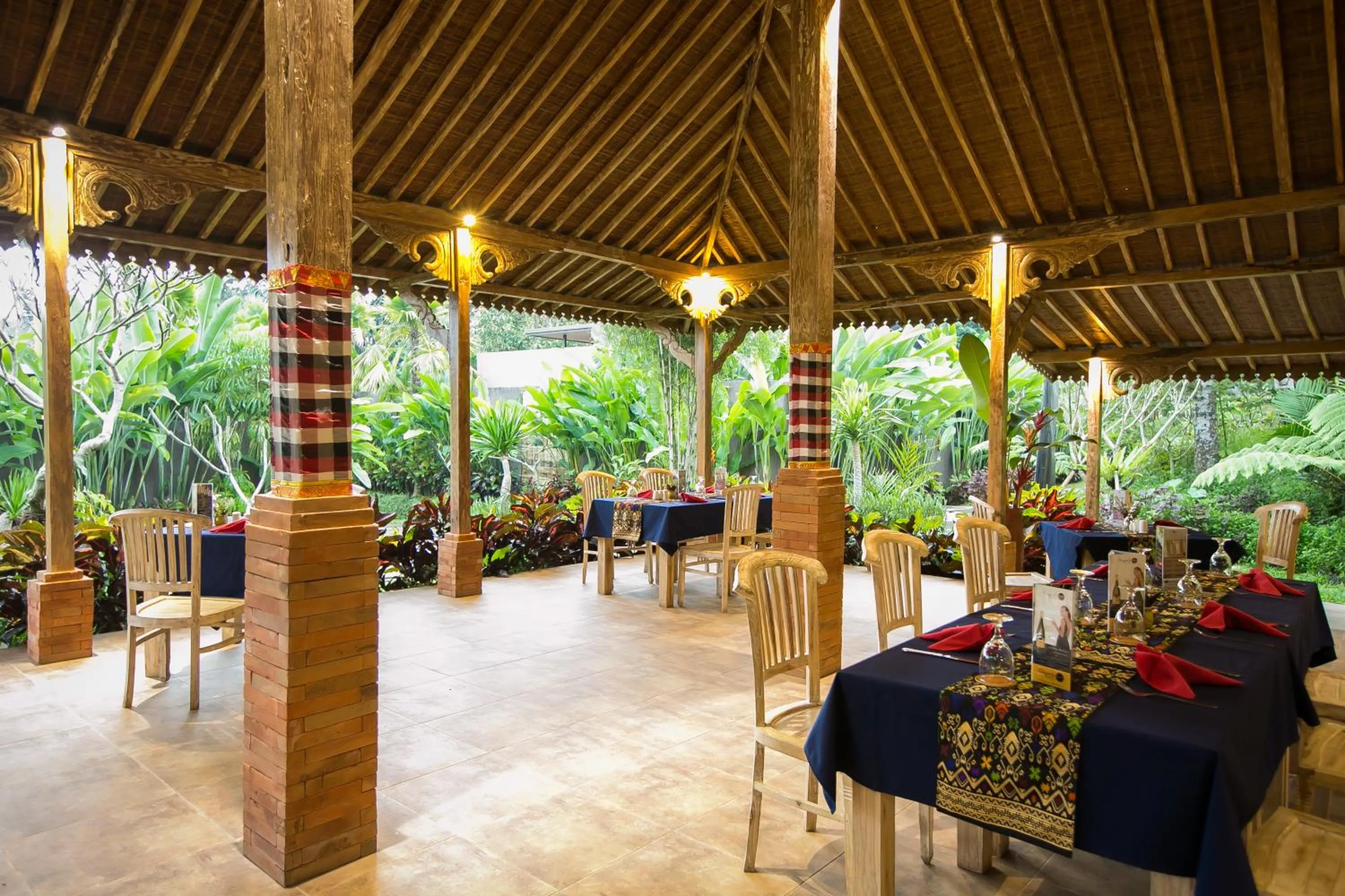 Restaurant/places to eat in Senetan Villas and Spa Resort
