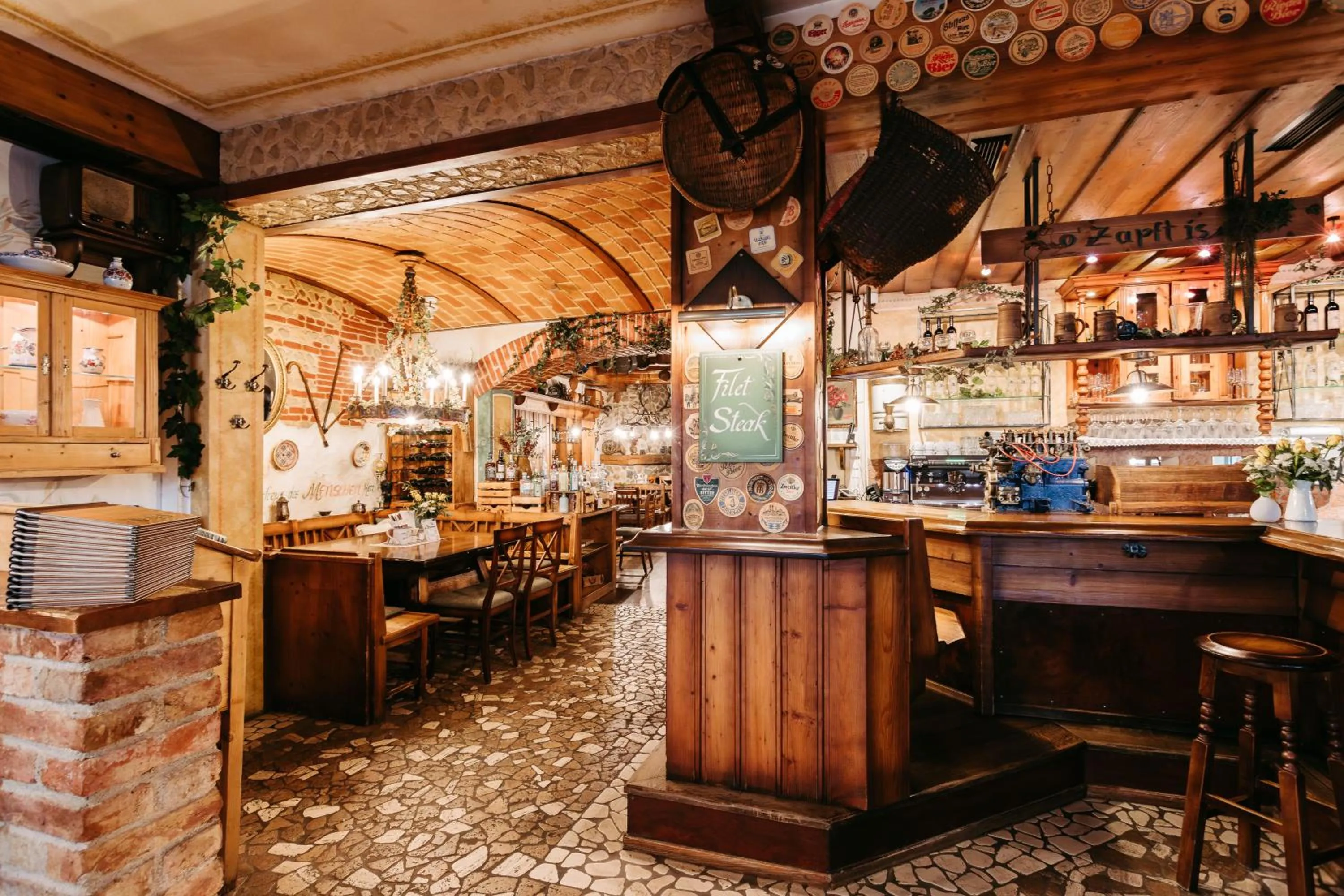 Restaurant/places to eat in Hotel Schlof Guat