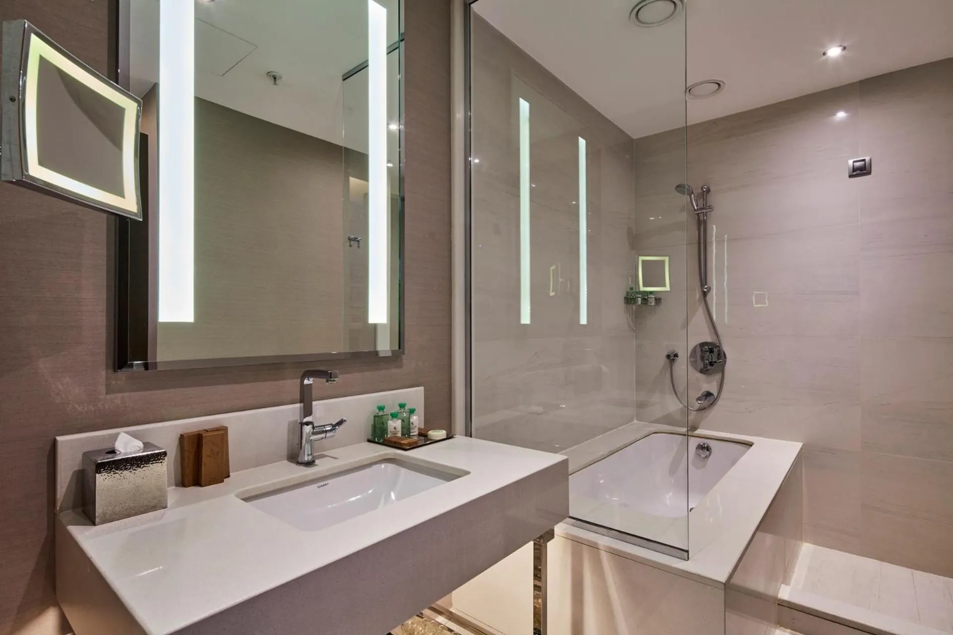 Bath in Mövenpick Istanbul Hotel Golden Horn