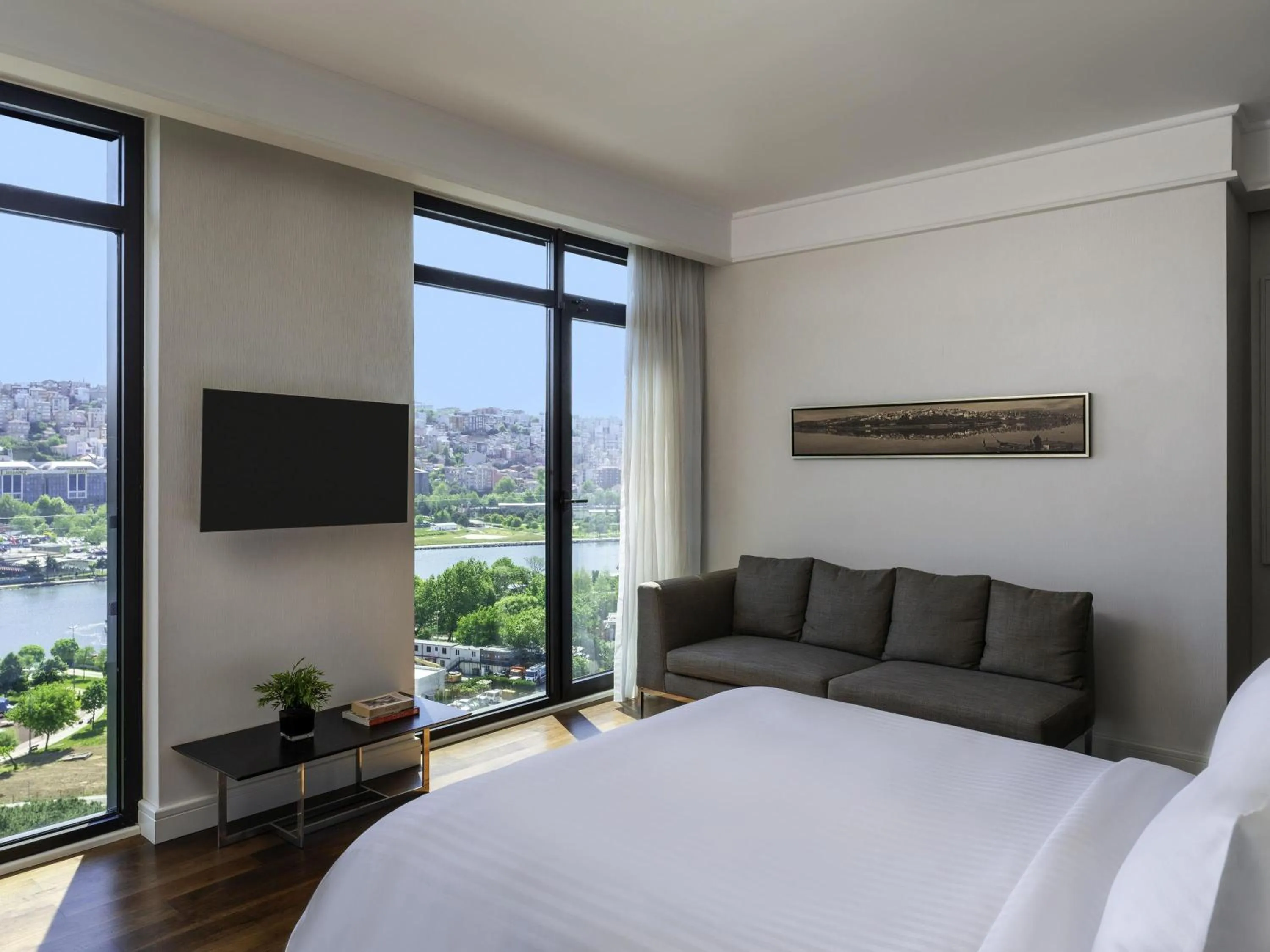 Bedroom, Bed in Mövenpick Istanbul Hotel Golden Horn