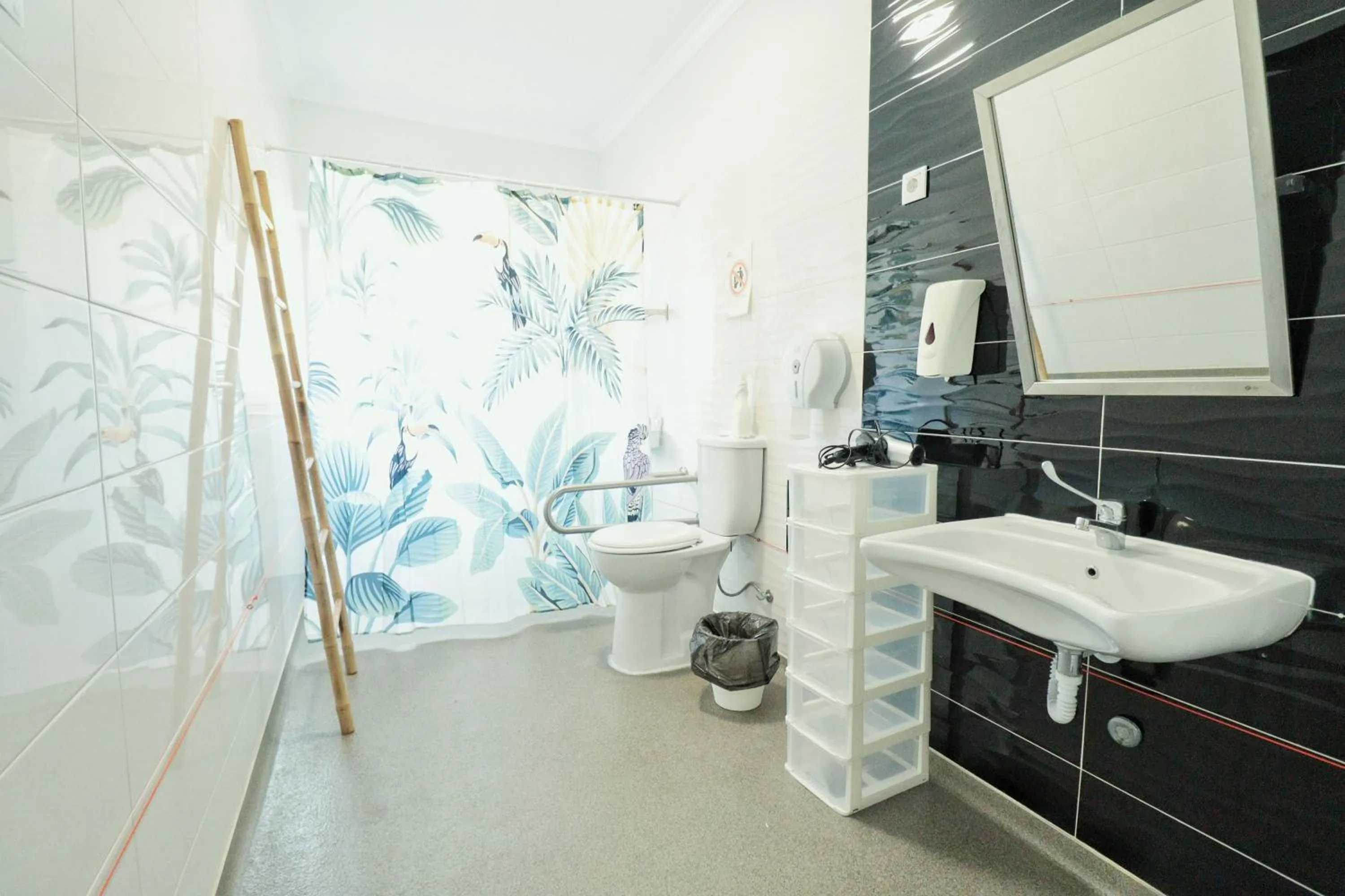 Shower in Hostel Jardins de São Luís