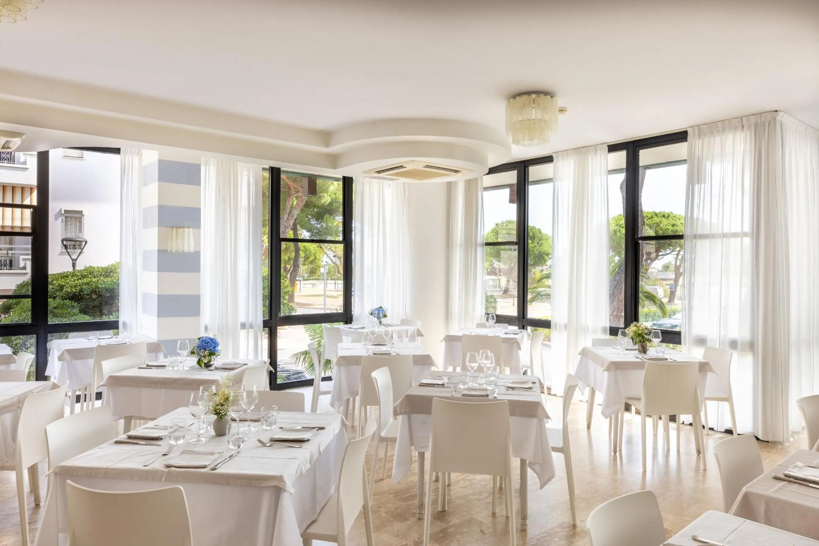 Restaurant/places to eat in Hotel Capitol