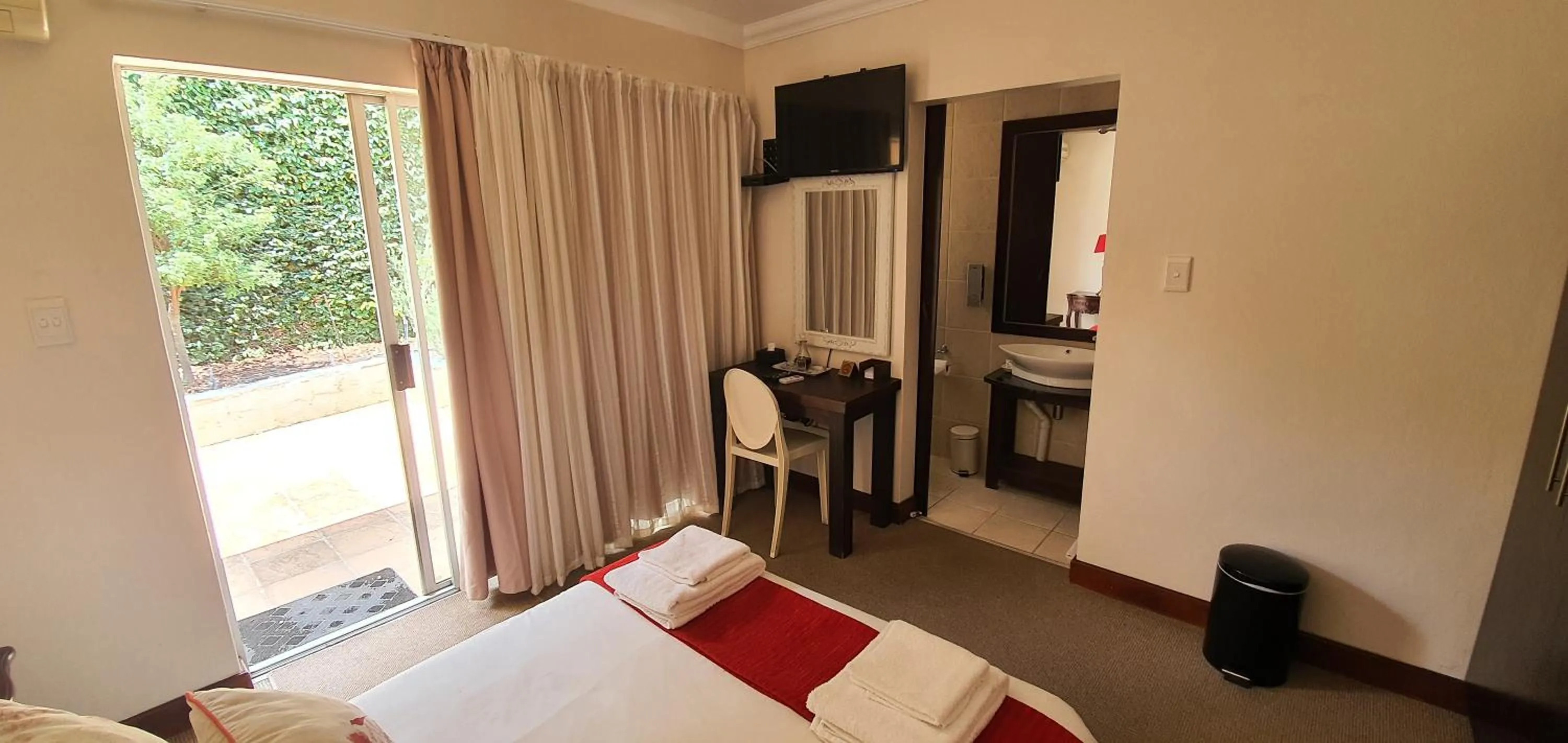 Photo of the whole room, Bed in Acacia Lodge