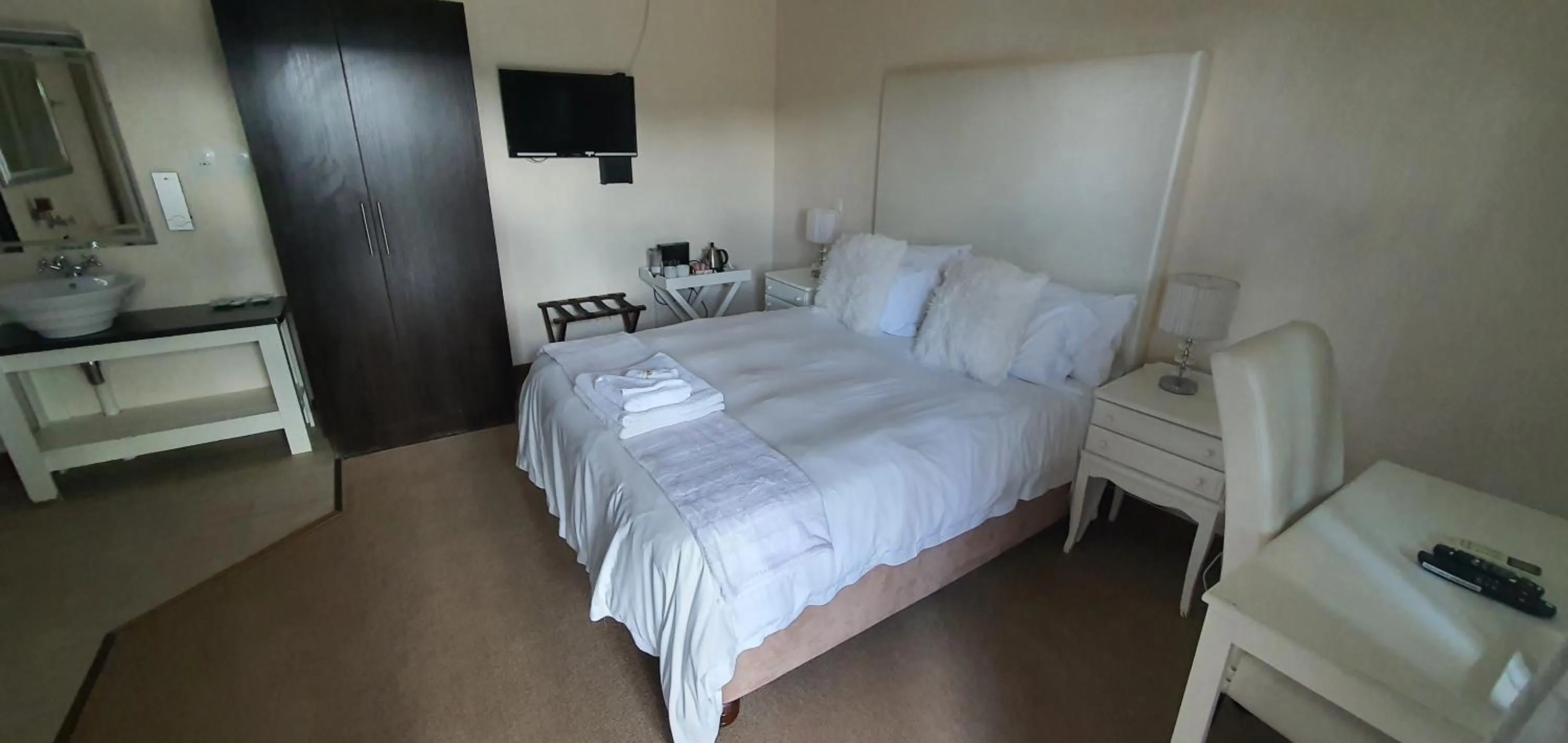 Photo of the whole room, Bed in Acacia Lodge