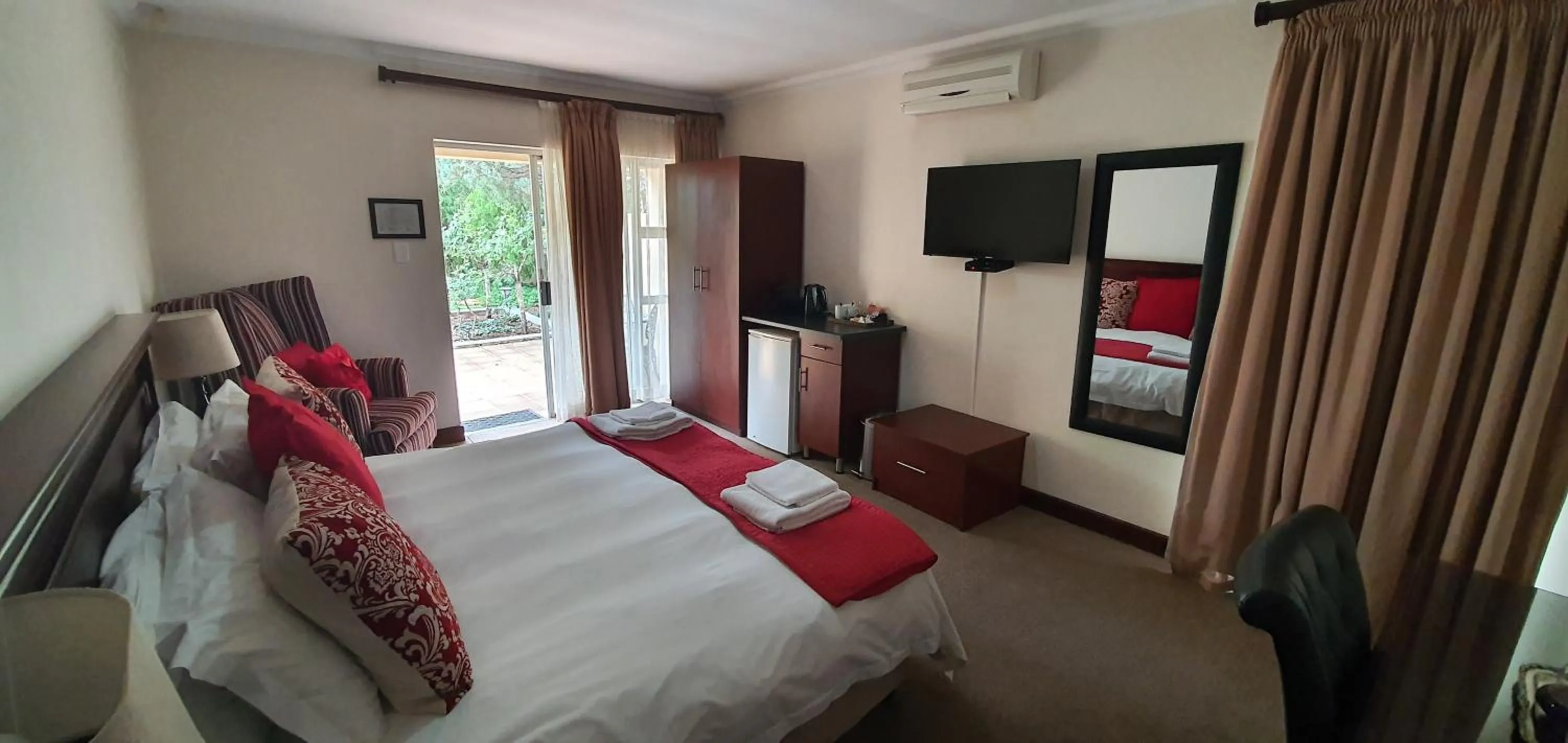 Photo of the whole room, Bed in Acacia Lodge