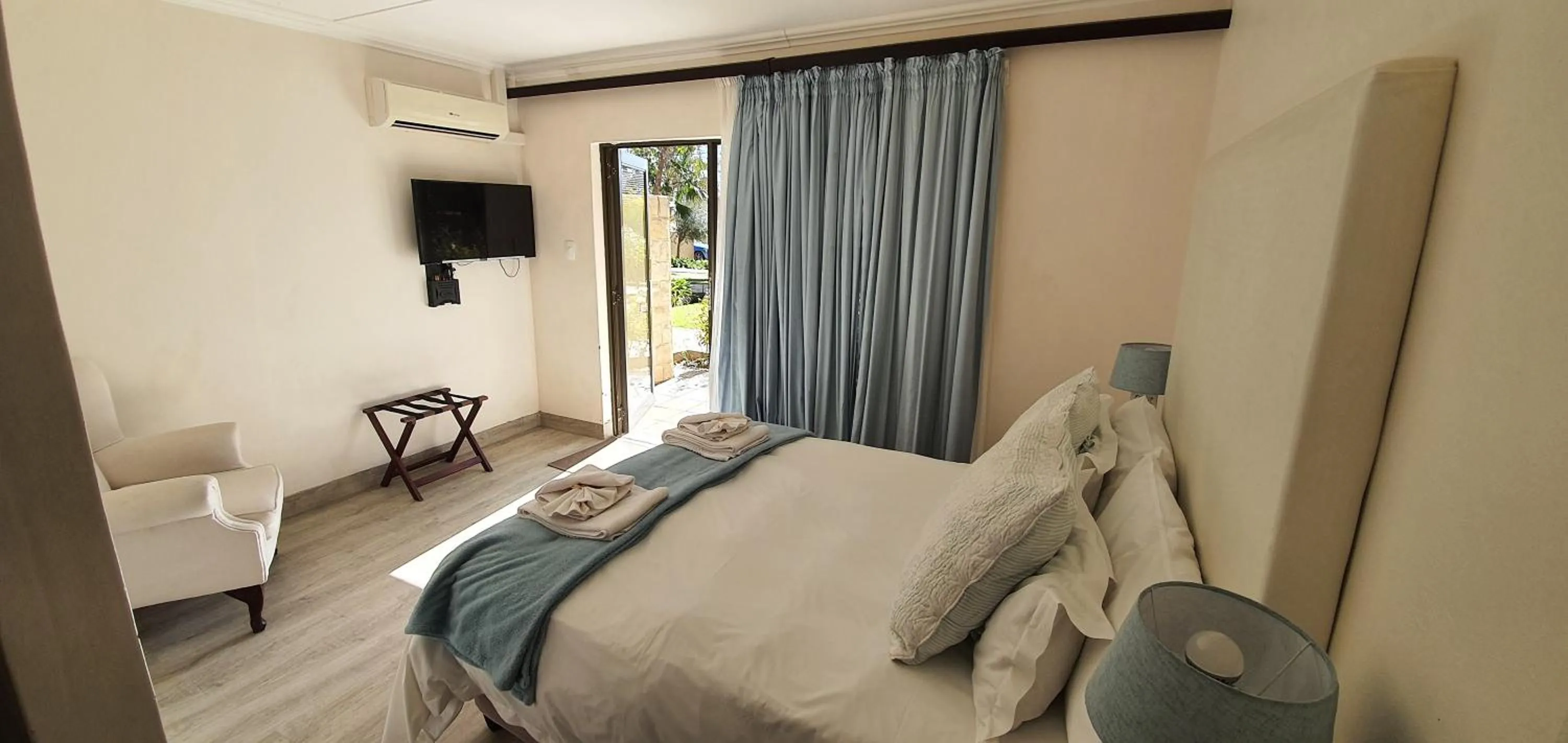 Photo of the whole room, Bed in Acacia Lodge