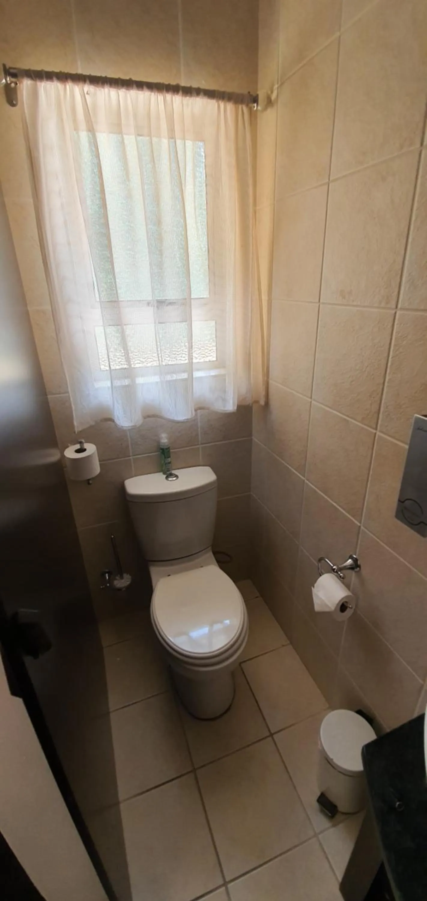 Toilet in Acacia Lodge