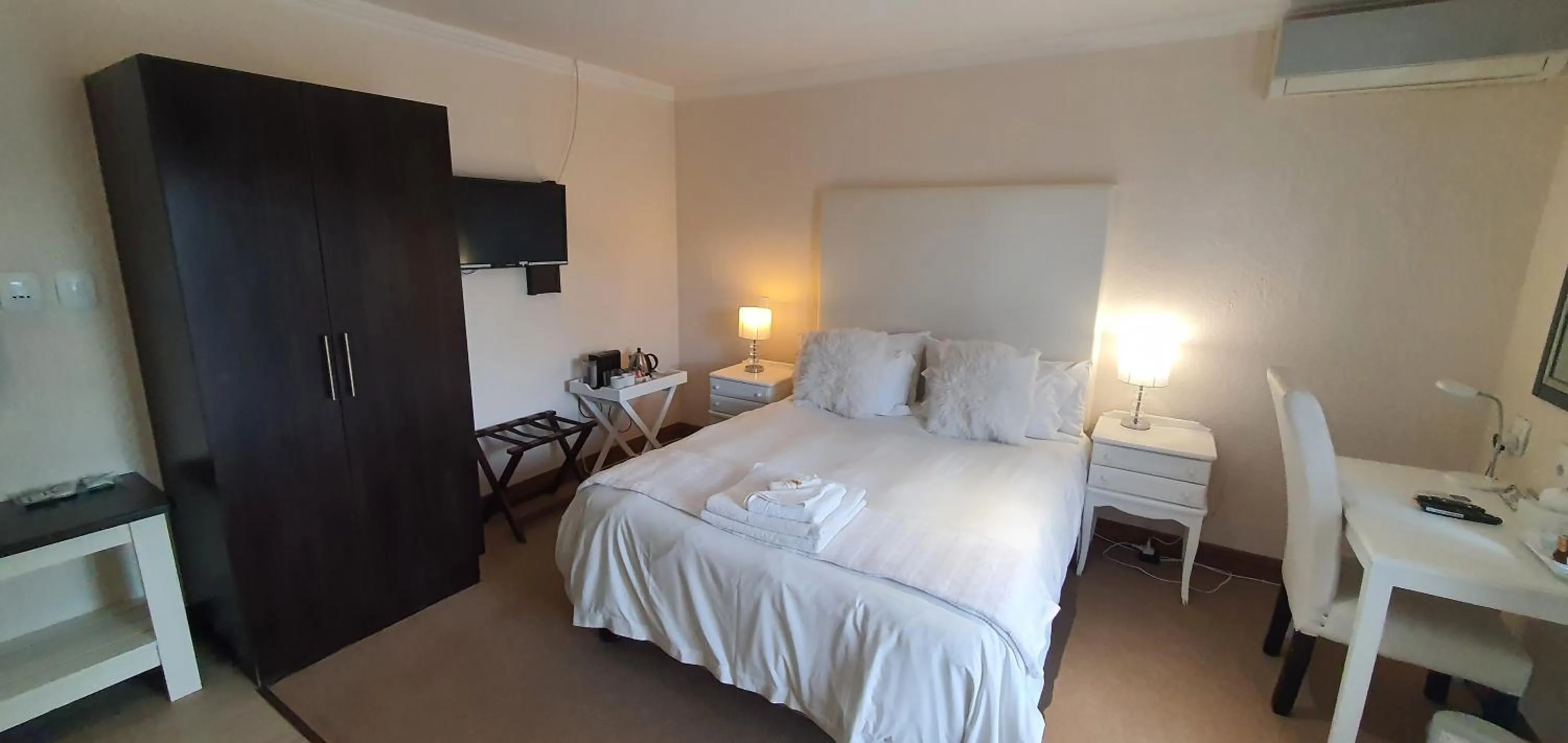 Bedroom, Bed in Acacia Lodge