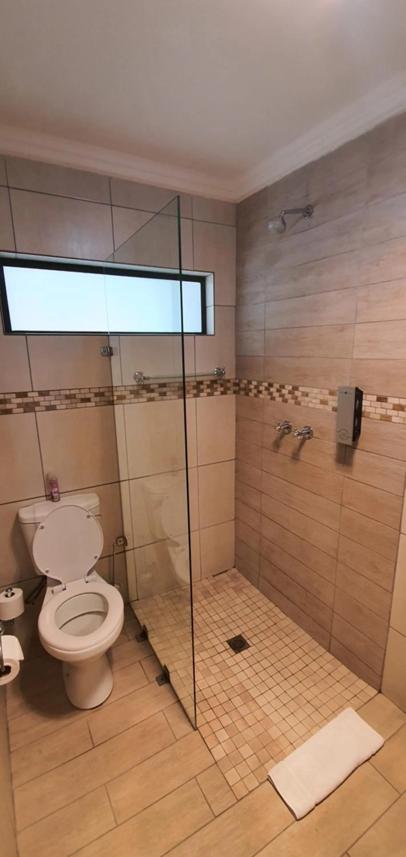 Toilet in Acacia Lodge