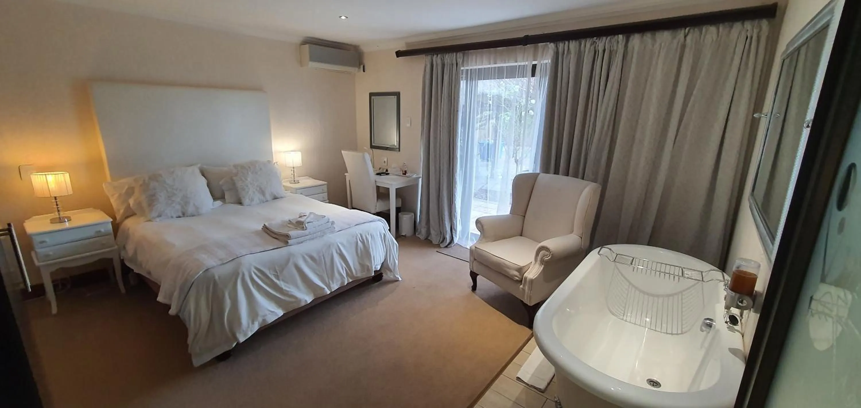 Photo of the whole room, Bed in Acacia Lodge