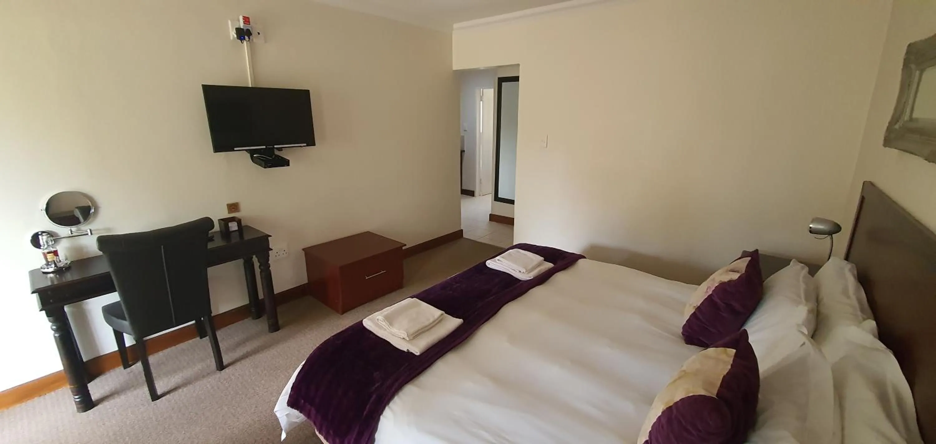 Photo of the whole room, Bed in Acacia Lodge