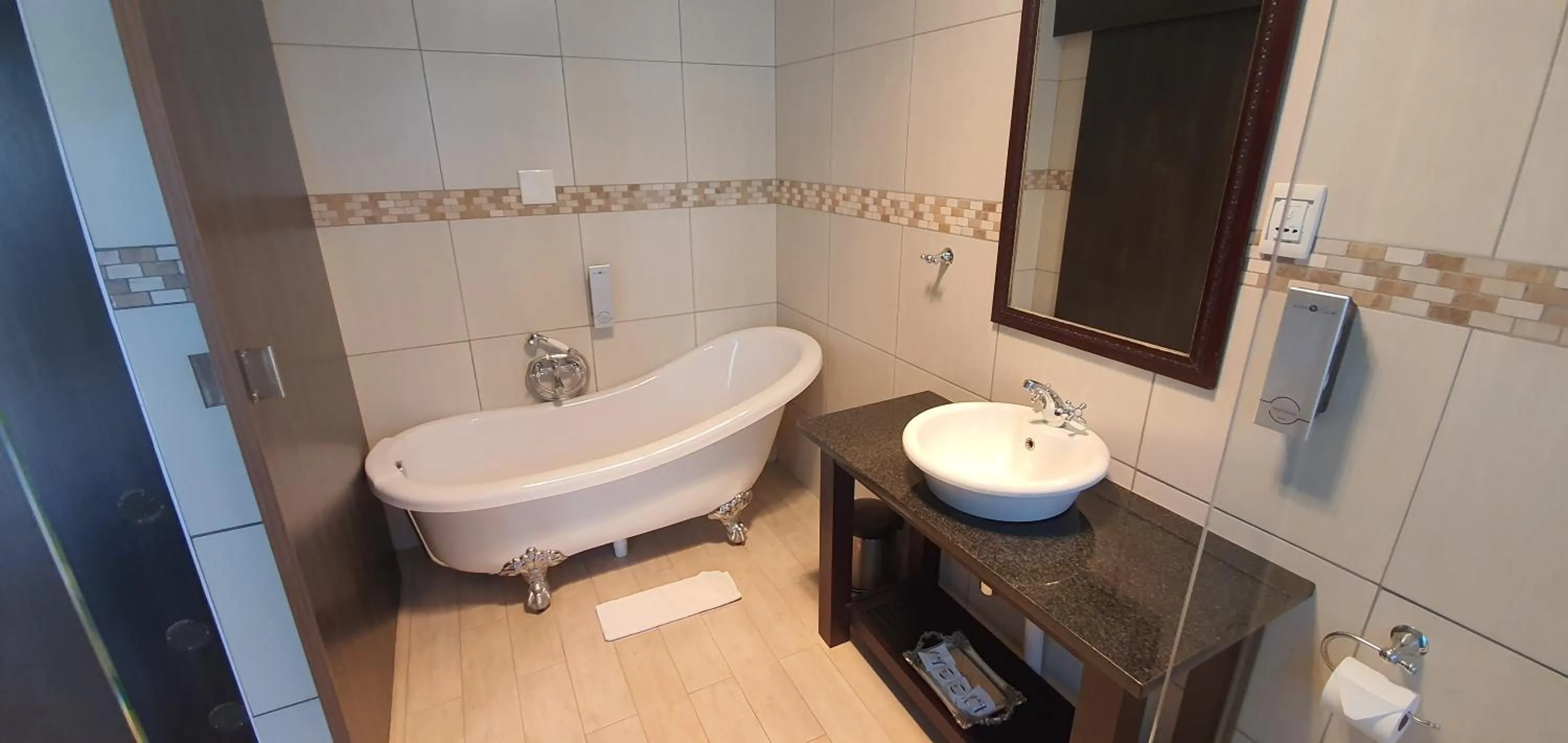 Bathroom in Acacia Lodge