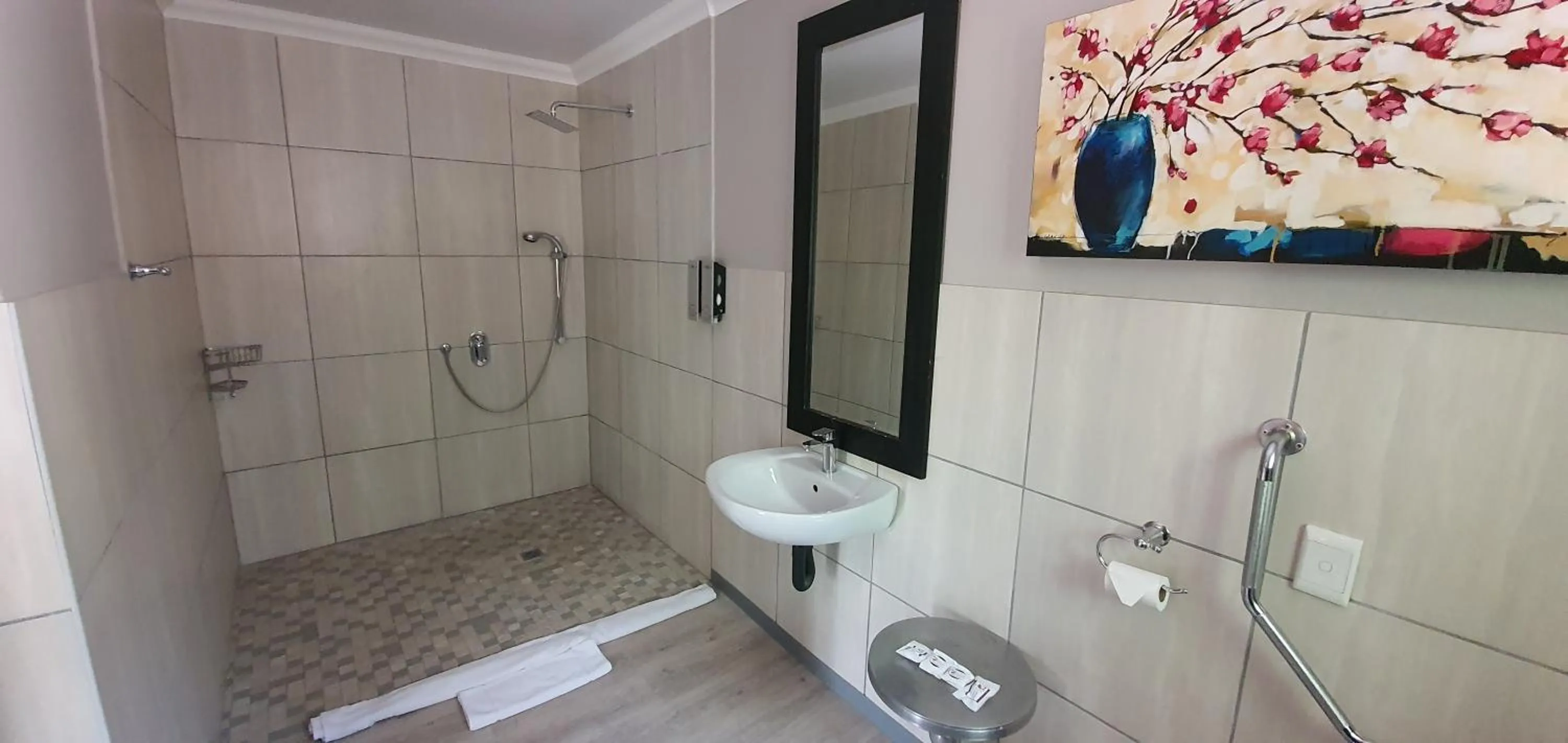 Shower in Acacia Lodge