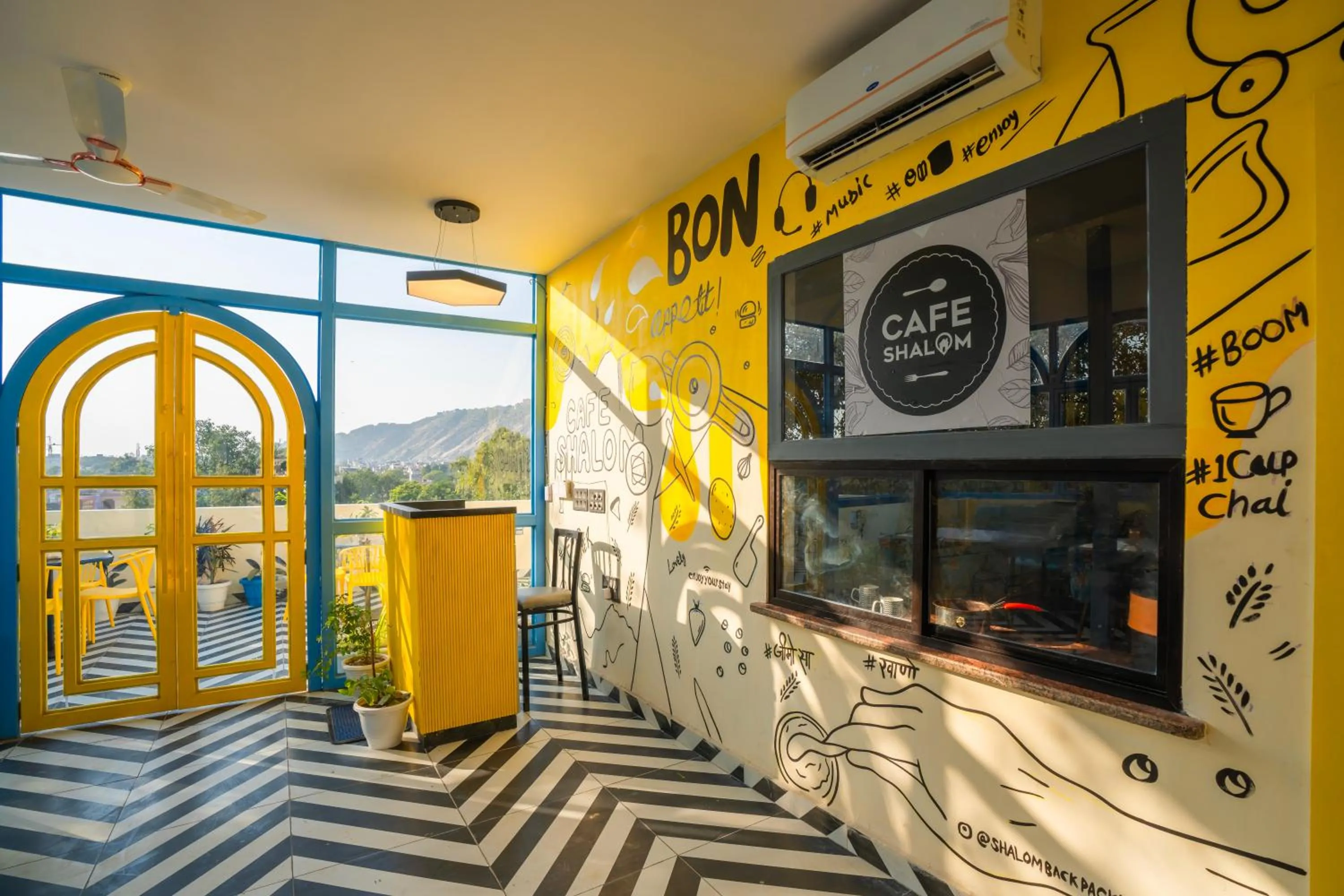 Restaurant/places to eat in Shalom Backpackers Jaipur