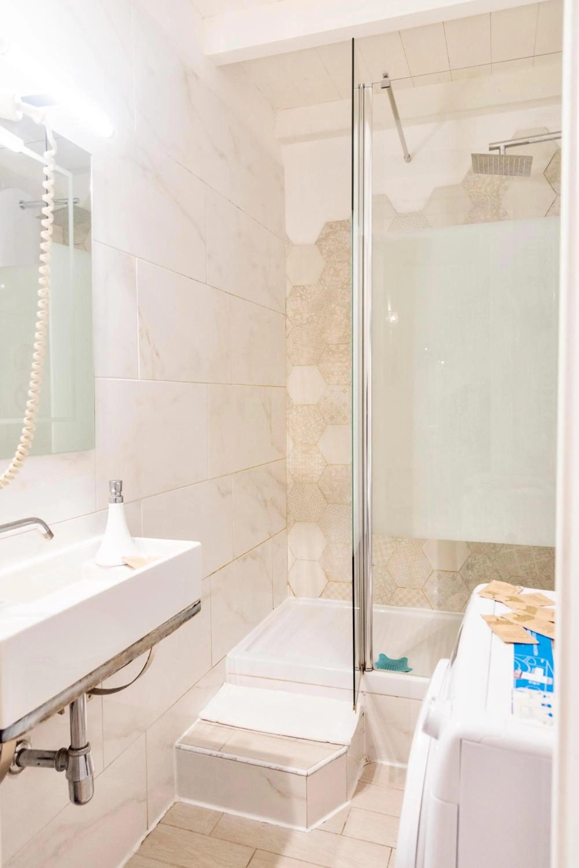 Shower in Merulana Suite Apartment