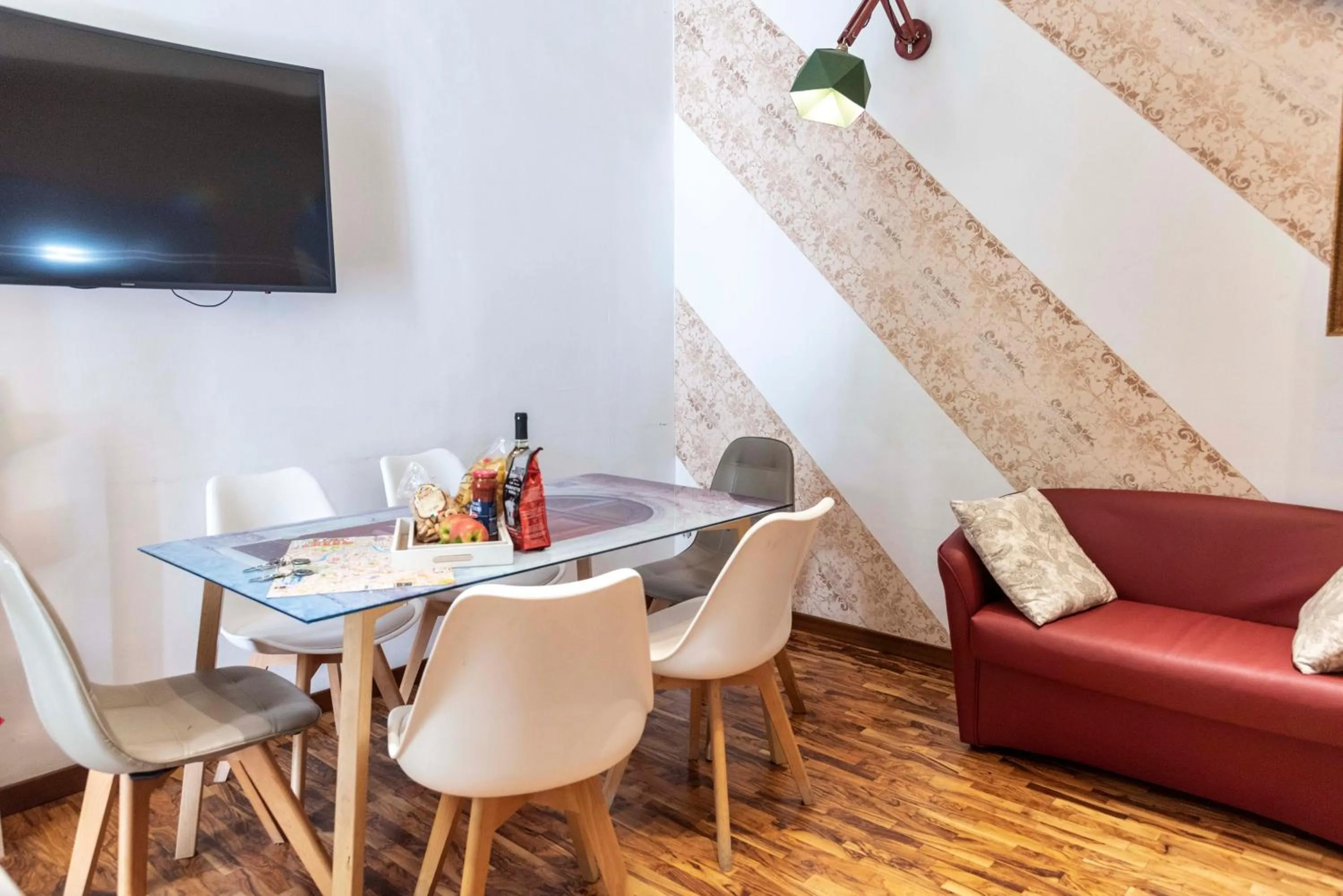 TV and multimedia in Merulana Suite Apartment