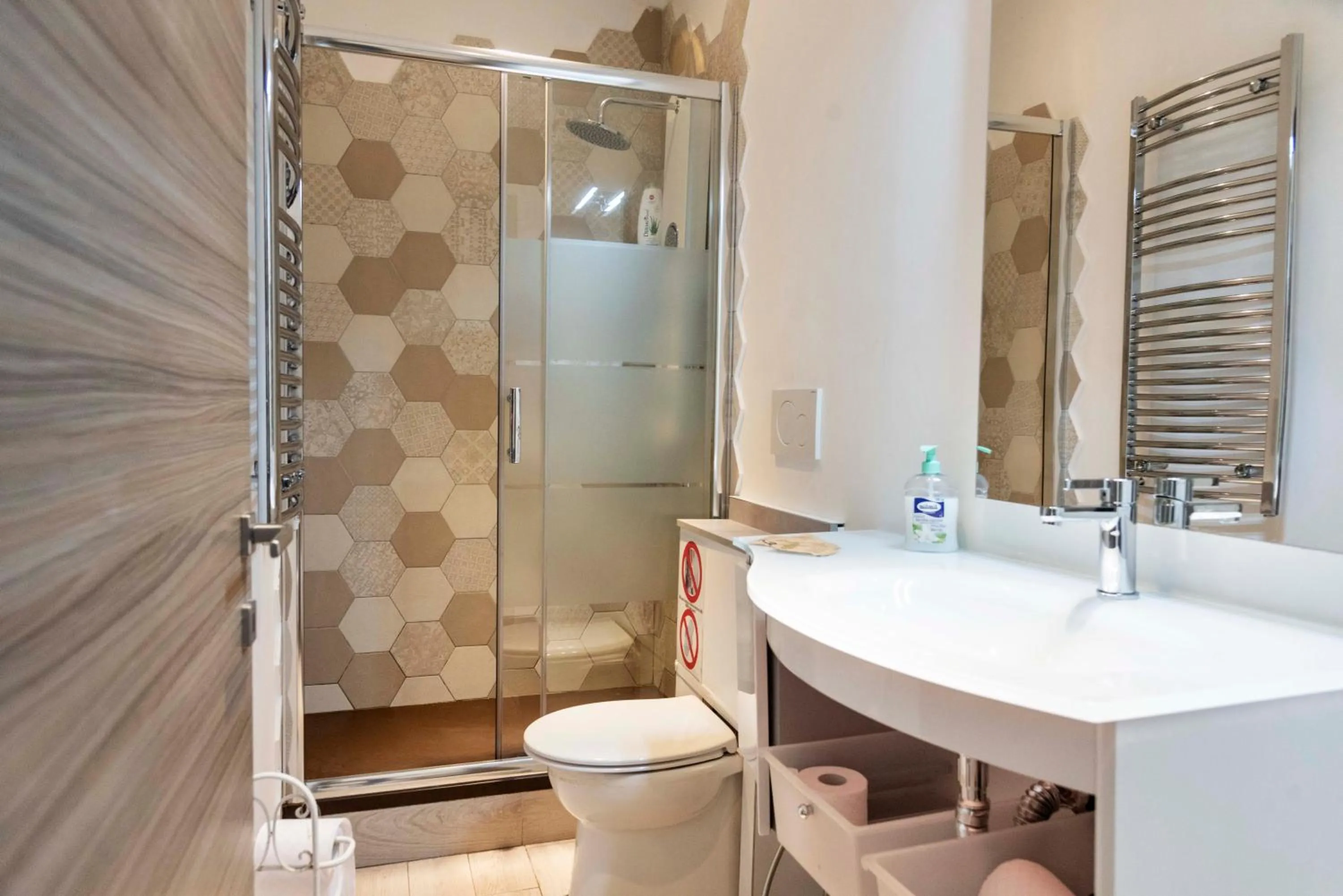 Bathroom in Merulana Suite Apartment