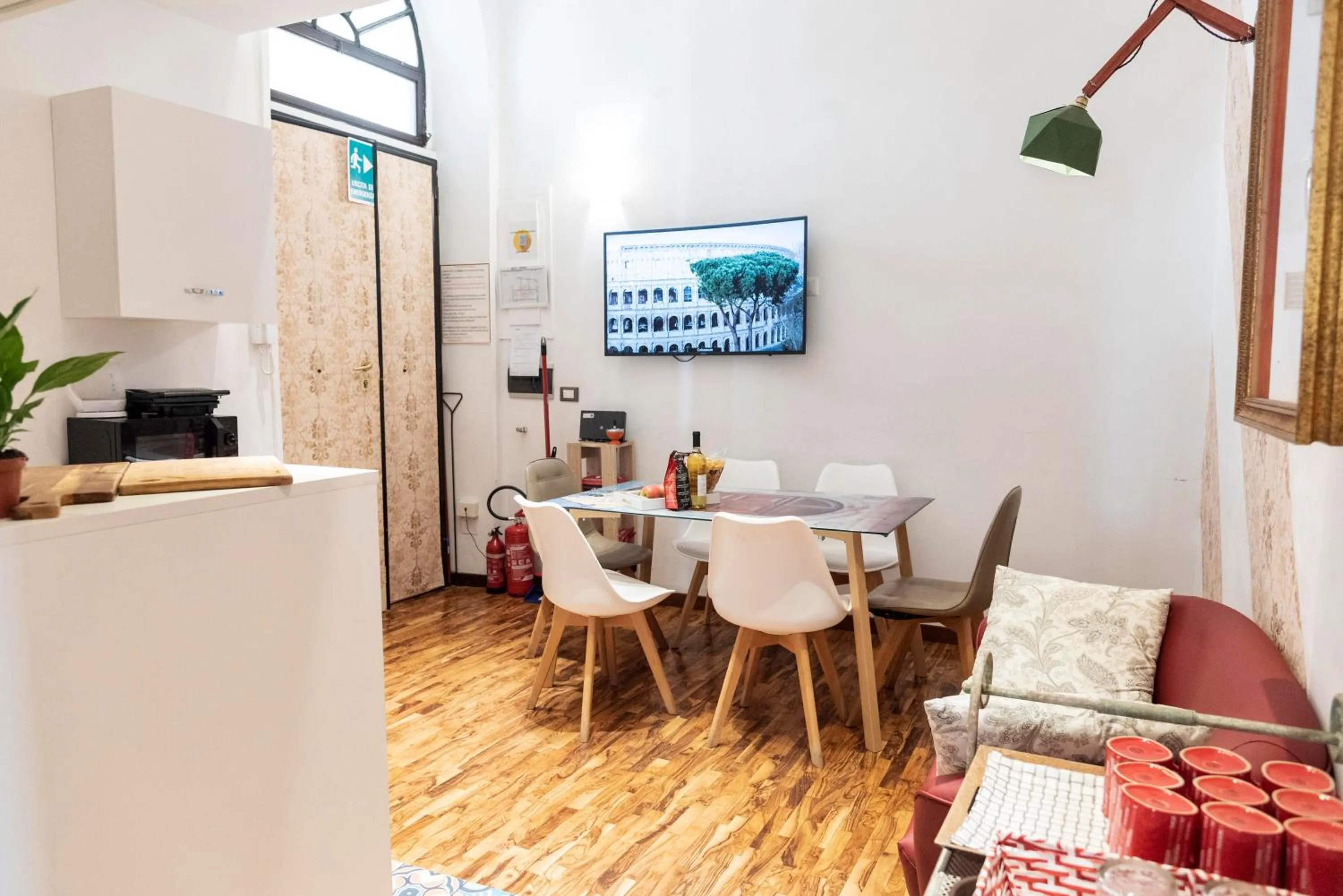 TV and multimedia in Merulana Suite Apartment