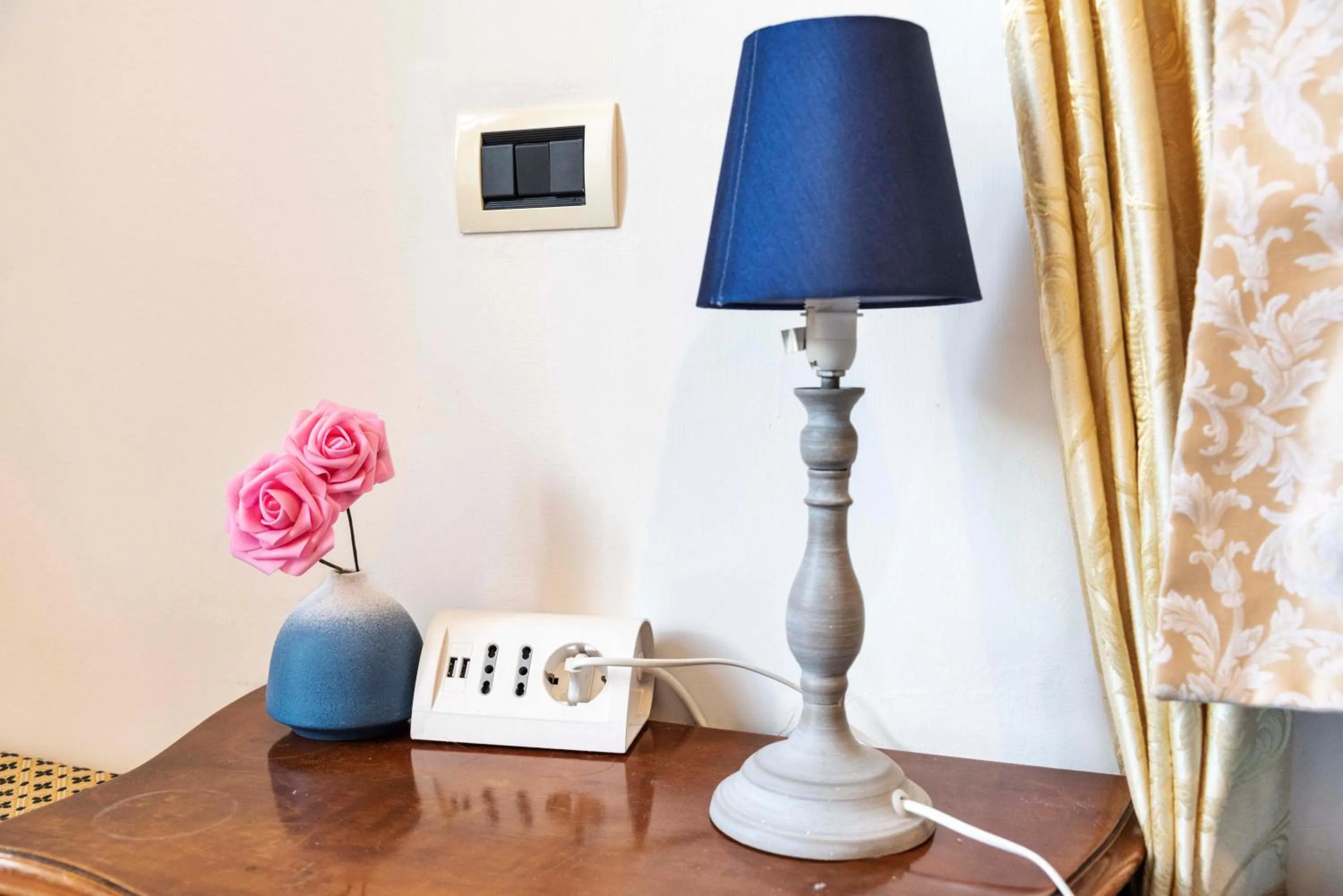 TV and multimedia in Merulana Suite Apartment