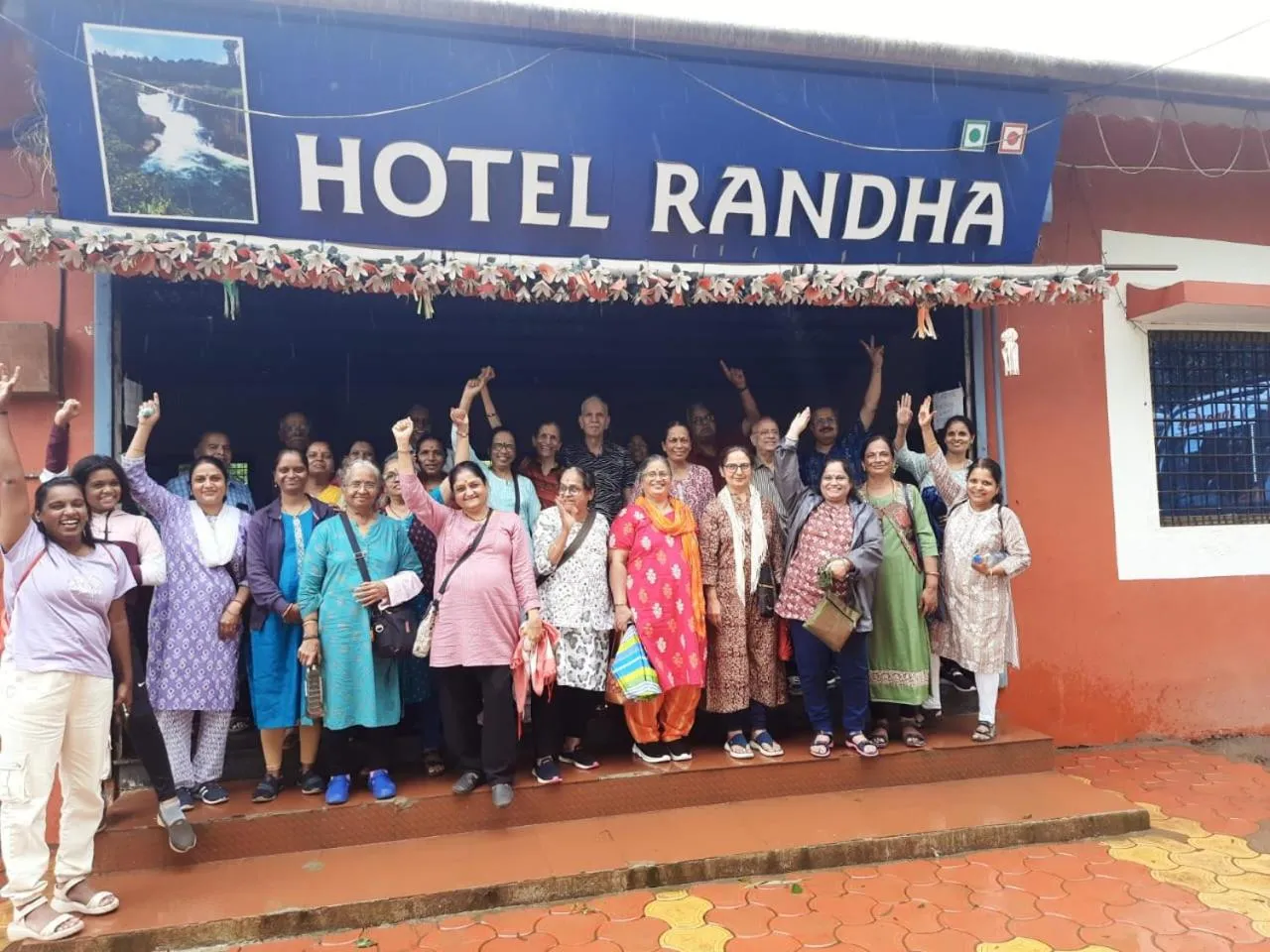 Restaurant/places to eat in Hotel Randha and Lodging