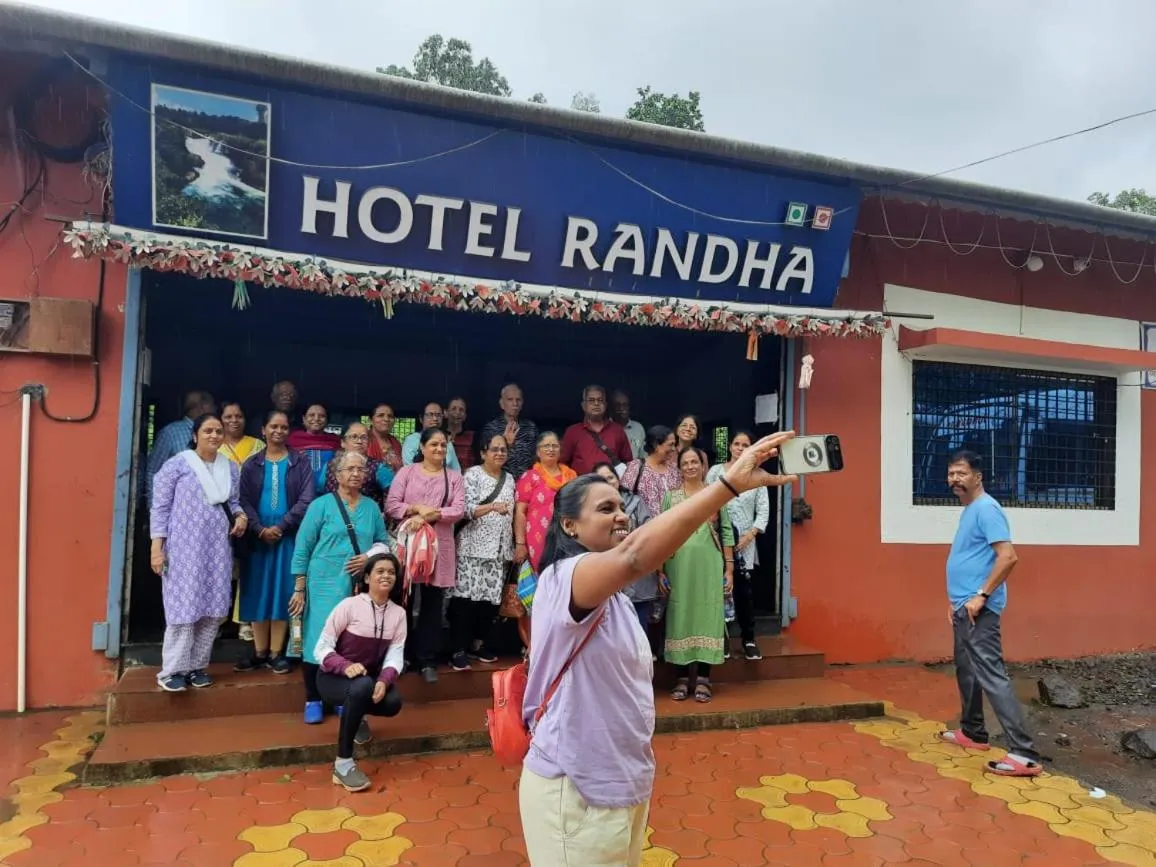 Restaurant/places to eat in Hotel Randha and Lodging
