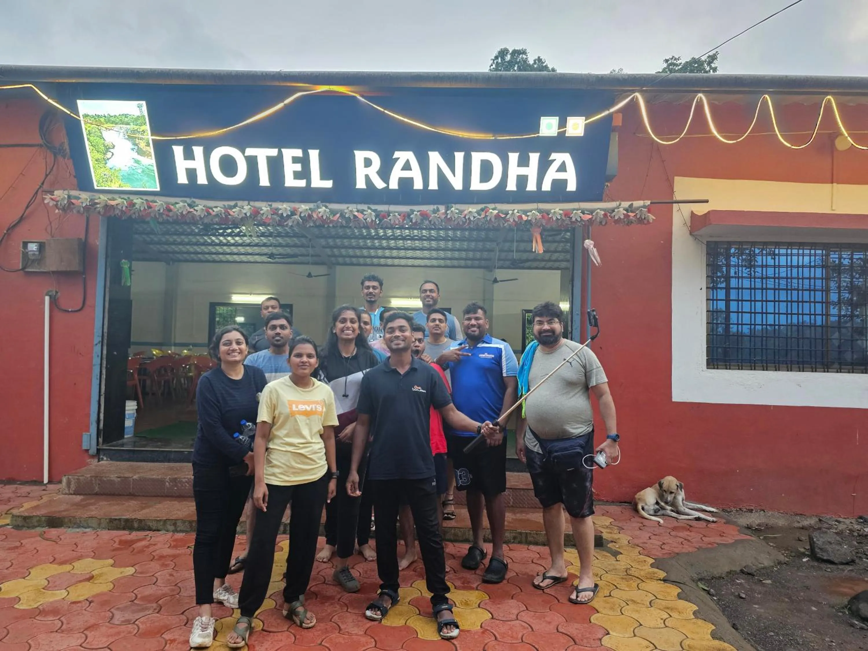 Restaurant/places to eat in Hotel Randha and Lodging